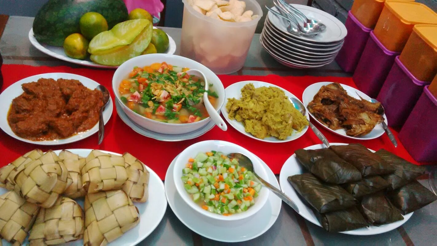 Makanan yang selalu dihidangkan saat hari lebaran. Banyaknya makanan perlu membatasi dan menjaga makanan yang dimakan.