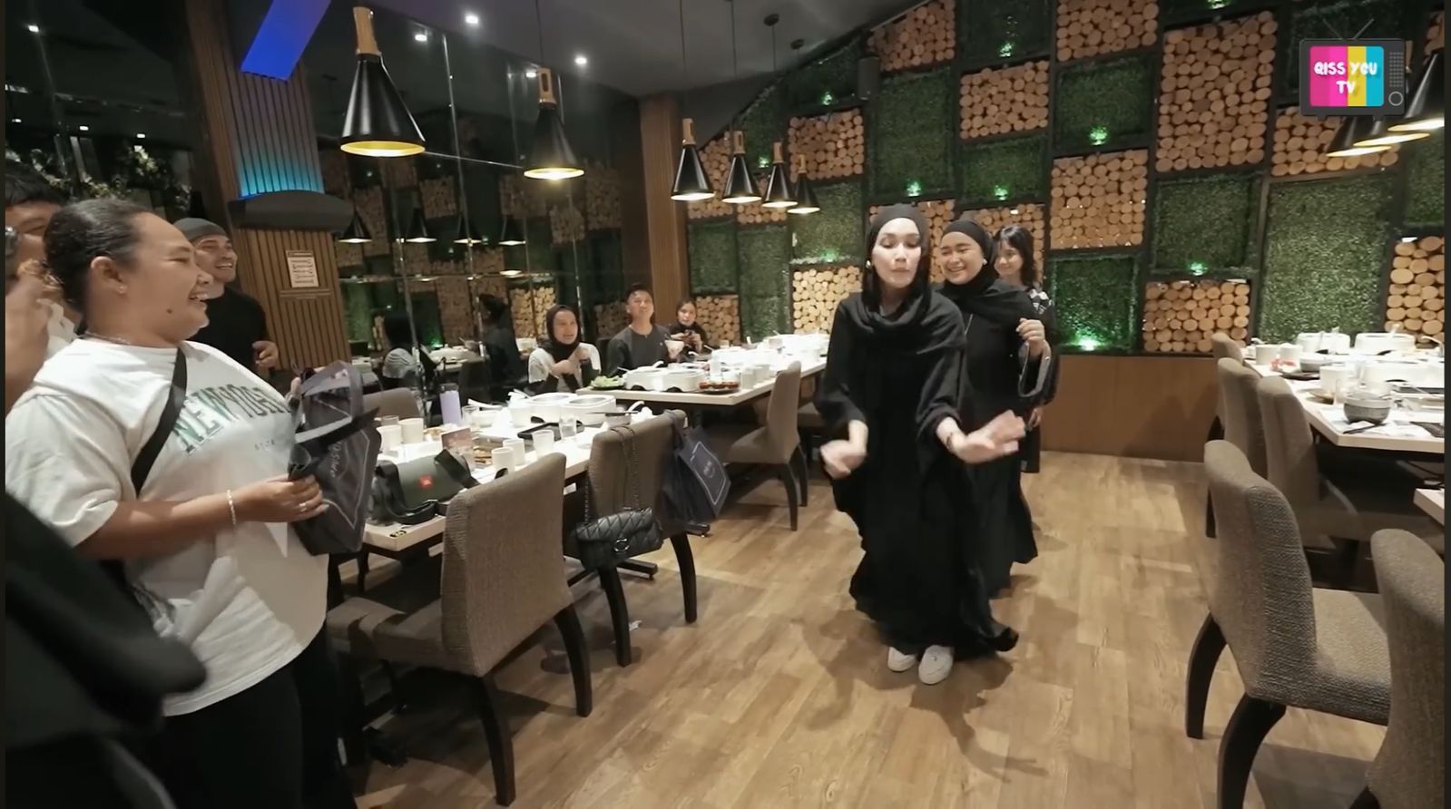 SERU : Bagi-bagi THR sambil joget, bikin suasana Lebaran makin heboh dan&nbsp;penuh&nbsp;tawa