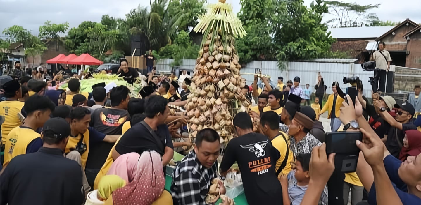 Tradisi Kupatan Durenan, meriah penuh kebersamaan. Gunungan ketupat simbol syukur dan keberkahan.