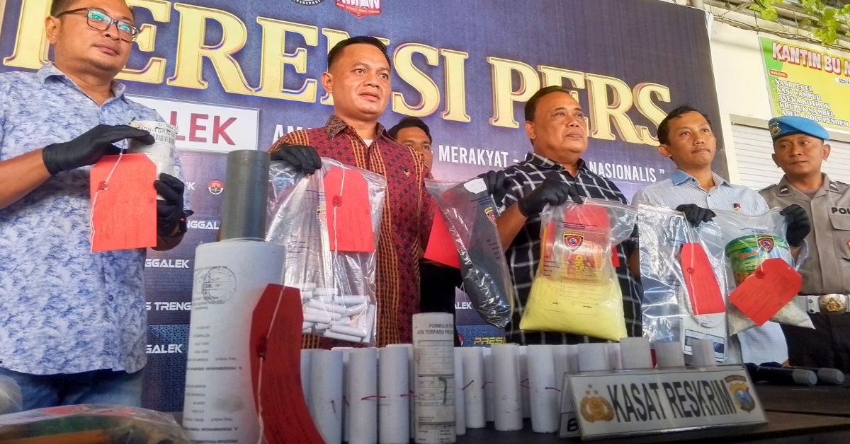 Press release Polres Trenggalek terkait 74 petasan siap ledak.