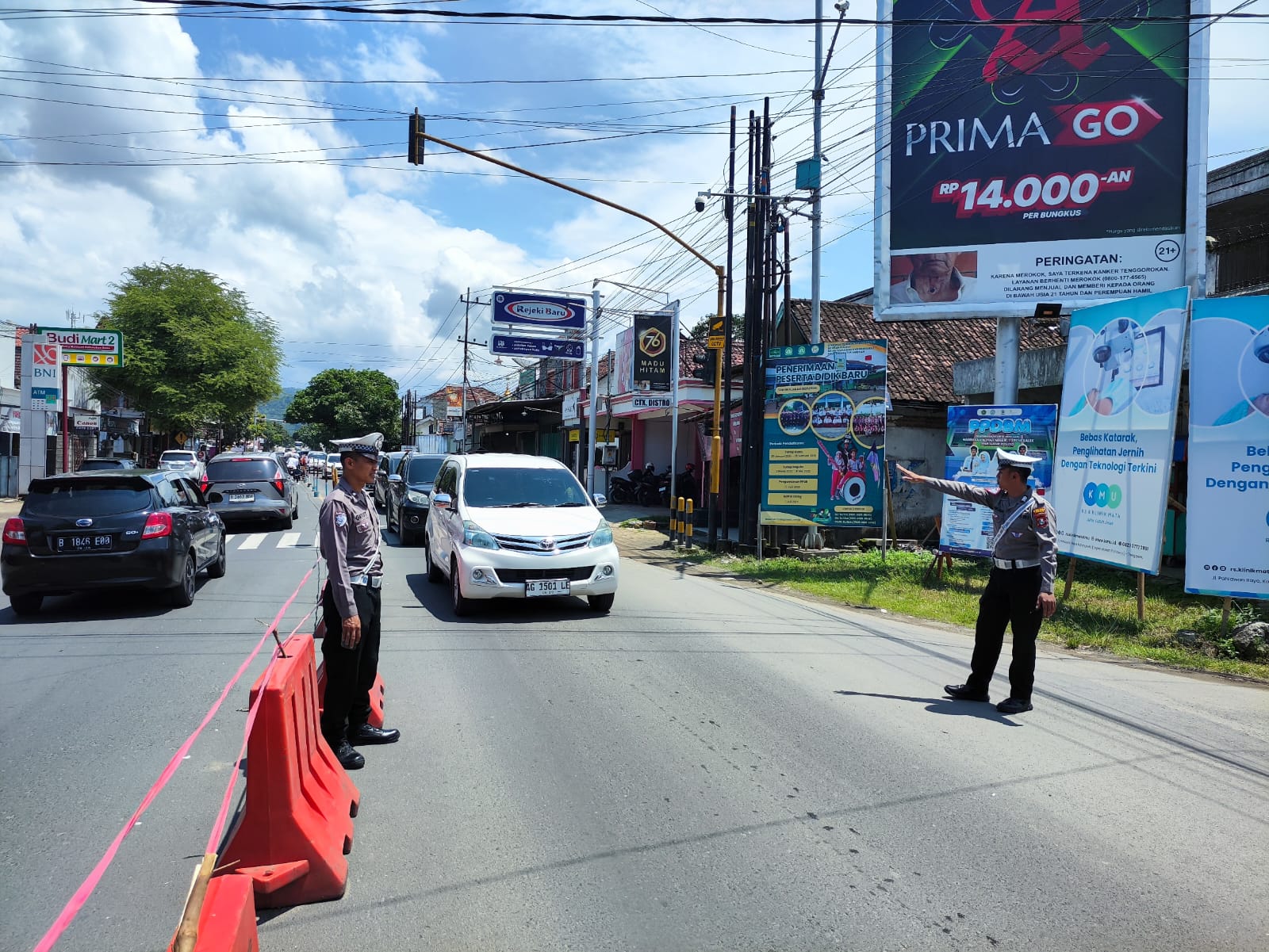 Polres Trenggalek saat meninjau arus lalu lintas jelang lebaran ketupat di Trenggalek.