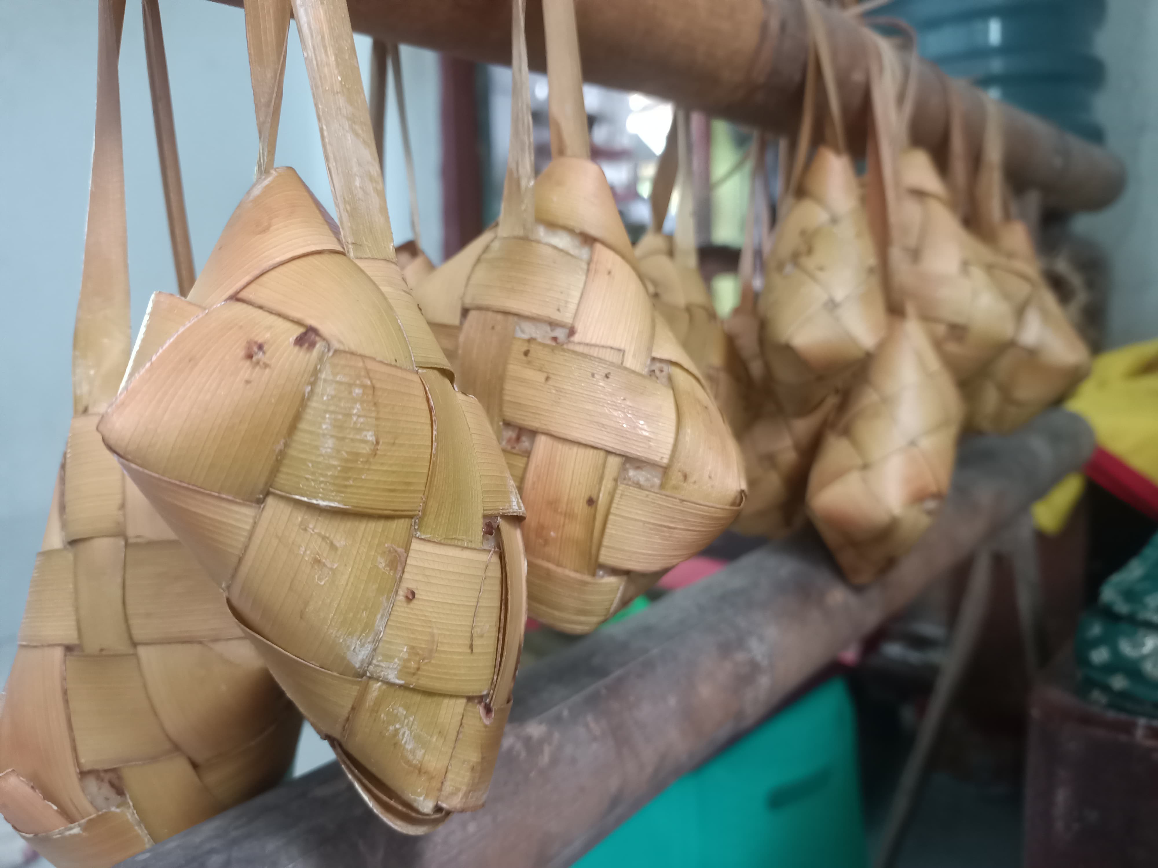 CIRI KHAS: Ketupat umumnya berbentuk segi empat. ternyata ini memiliki makna filosofi tersendiri.