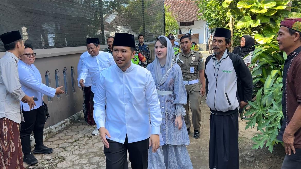 Emil Elestianto Dardak dan Arumi Bachsin saat lebaran ketupat di Trenggalek