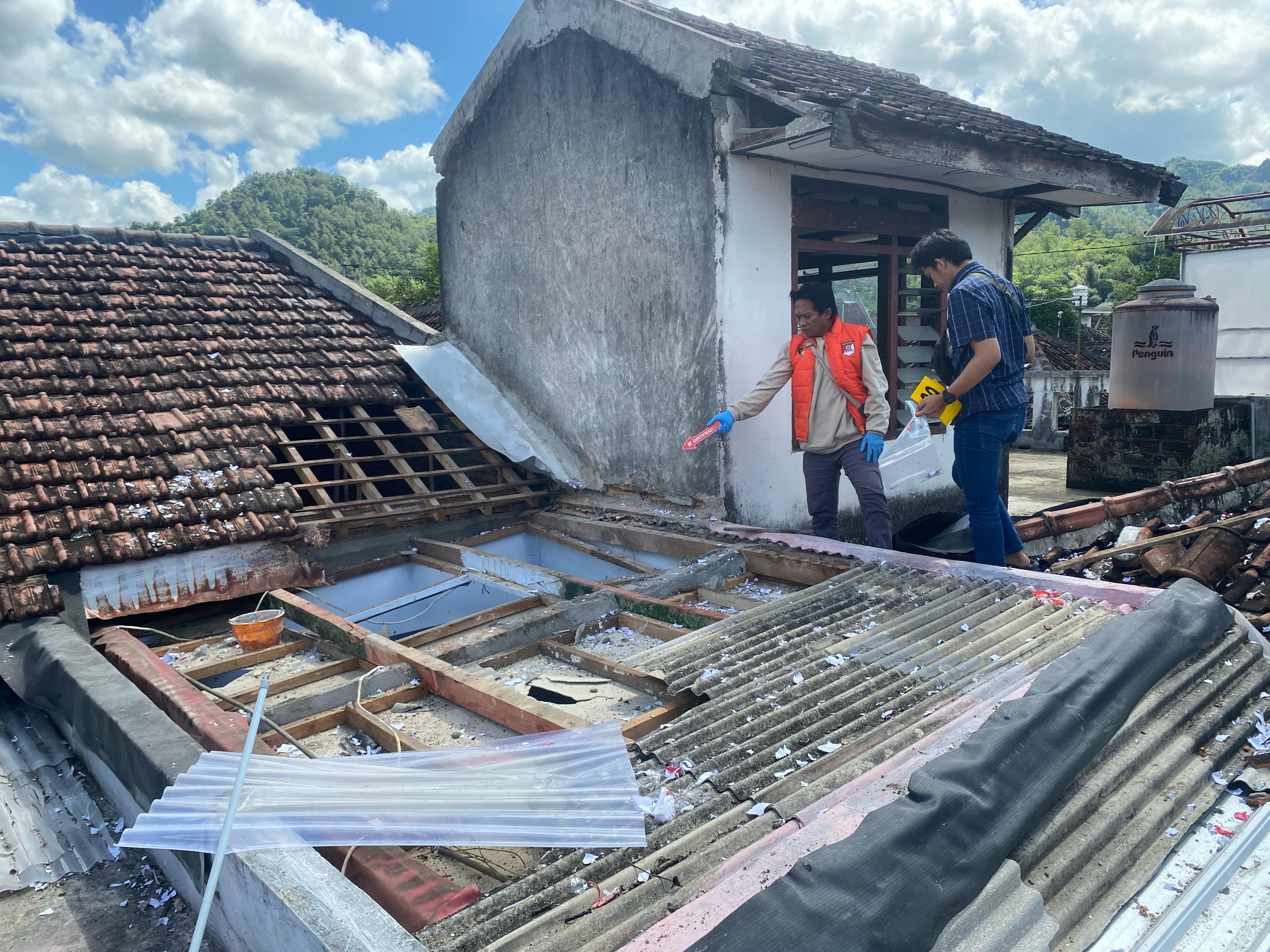 Tim Polres Trenggalek saat meninjau dampak jatuhnya balon udara di rumah milik seorang dokter.