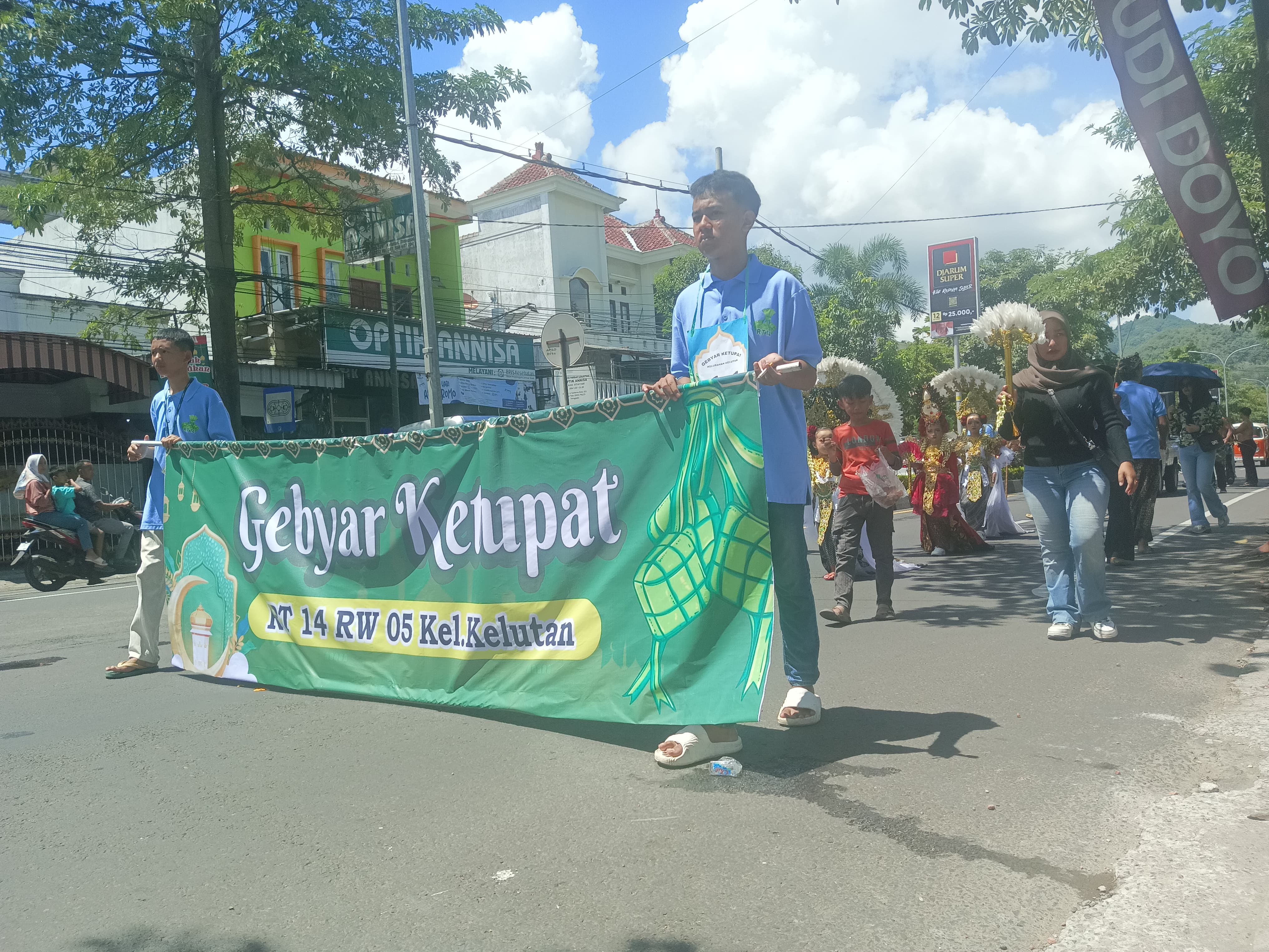 Warga RT 14 RW 05 Kelurahan Kelutan gelar Gebyar Ketupat dan tradisi tiban, merawat budaya sekaligus doa hujan di hari ke-7 Idulfitri.