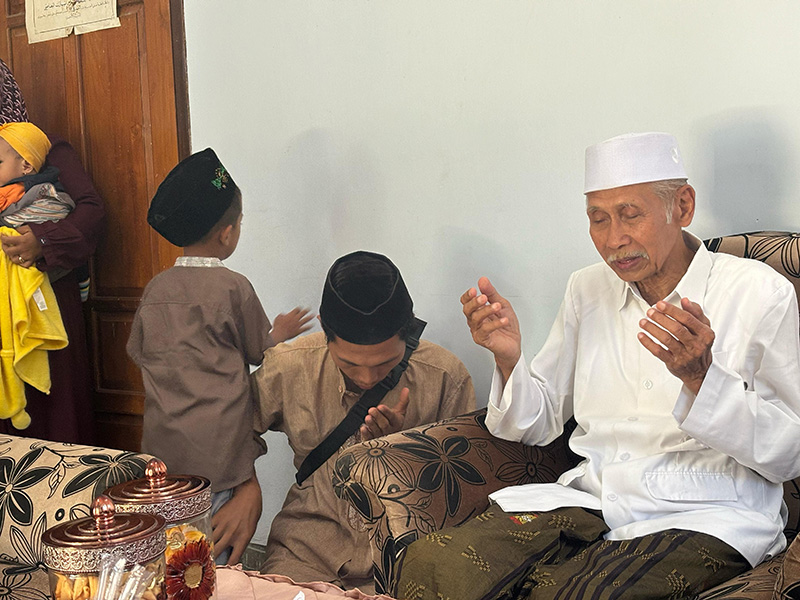 KHIDMAT: KH Abdul Fattah Muin memimpin doa bersama dalam suasana hangat perayaan Lebaran Kupatan di Kecamatan Durenan.