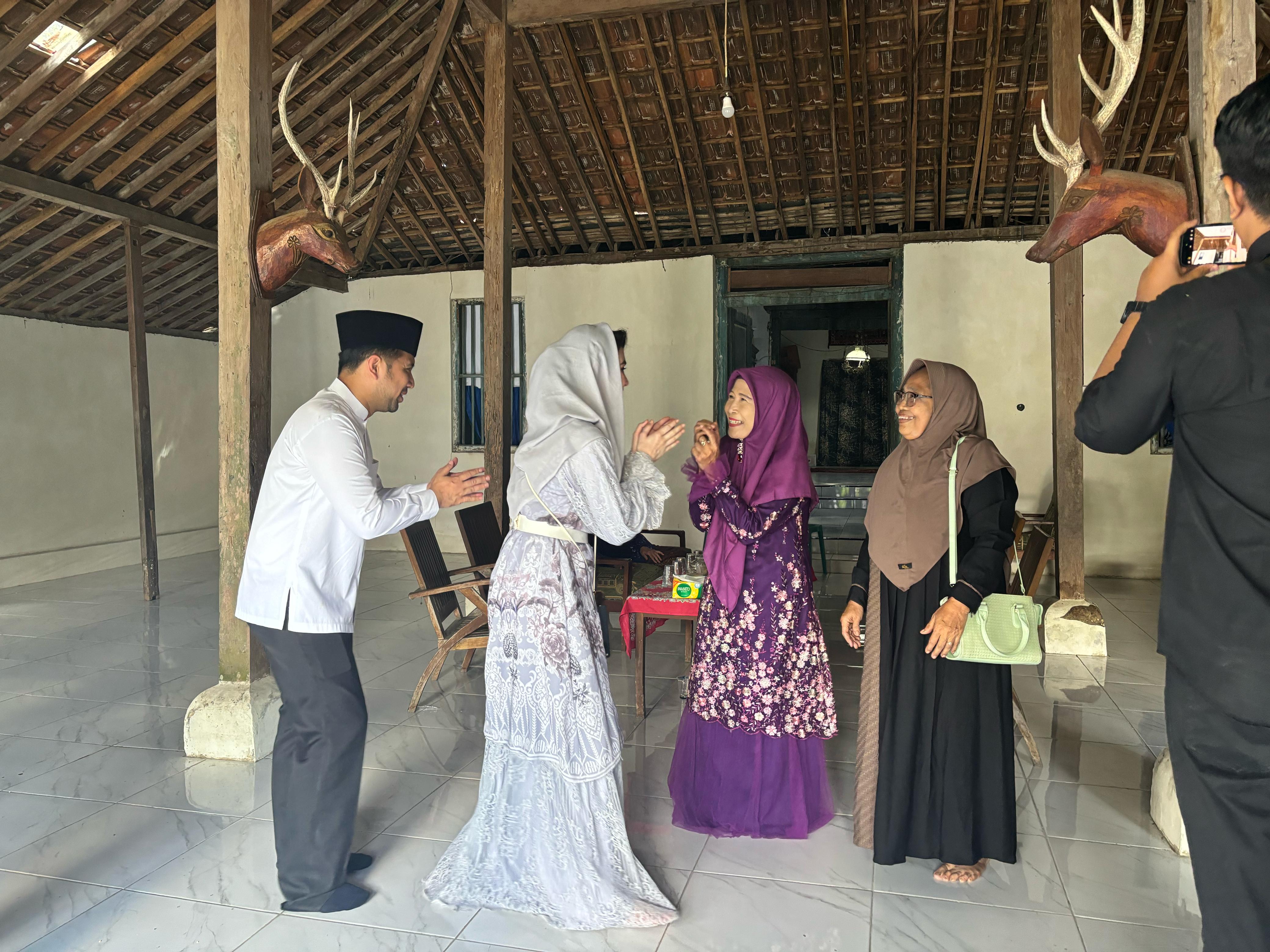 Para tamu saling bersalaman dan bermaaf-maafan. Tradisi kupatan sebagai momentum kebersamaan dan rasa syukur