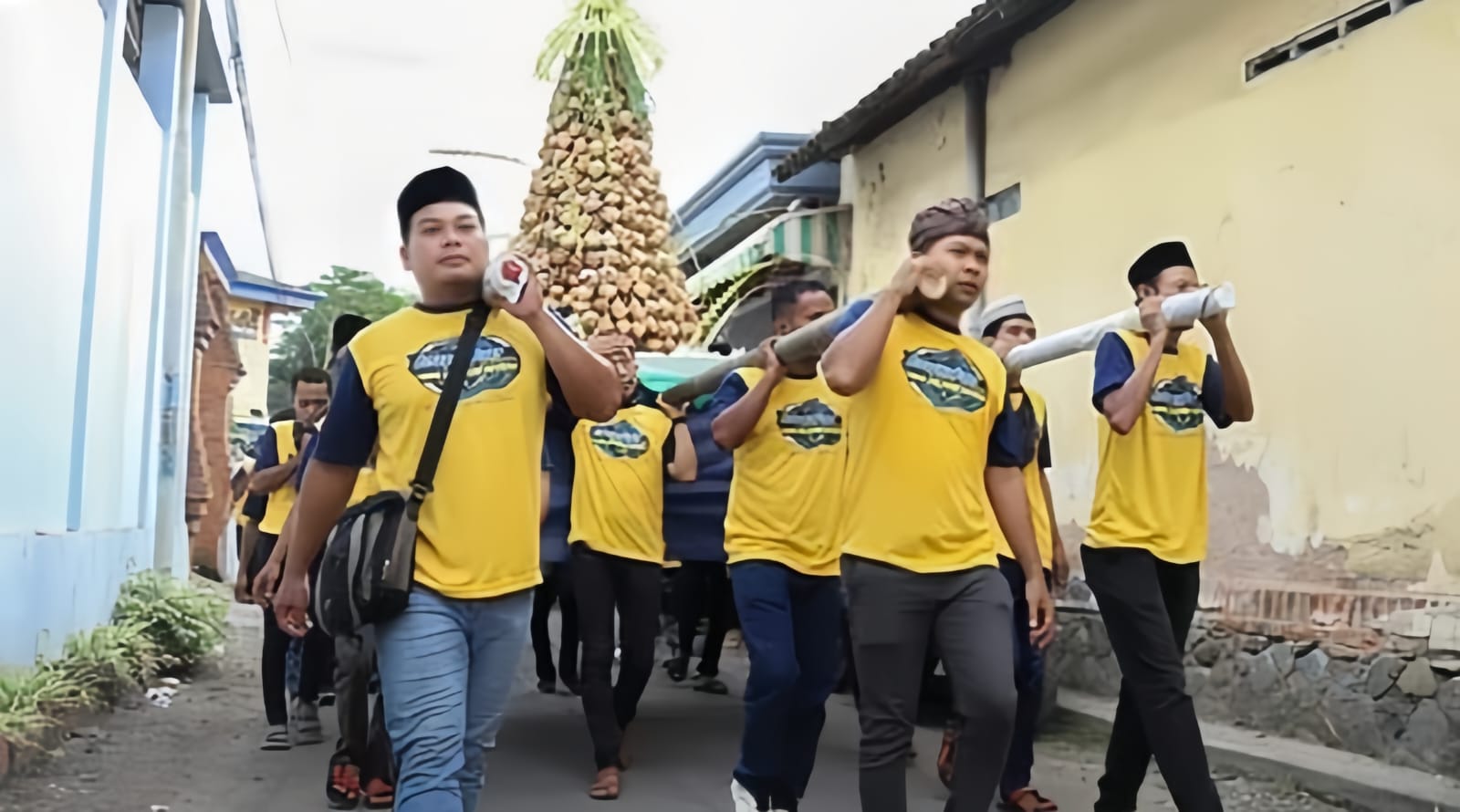 Pawai ketupat yang dilaksanakan setiap tahun yang kini tidak ditiadakan karena masalah efisiensi anggaran.