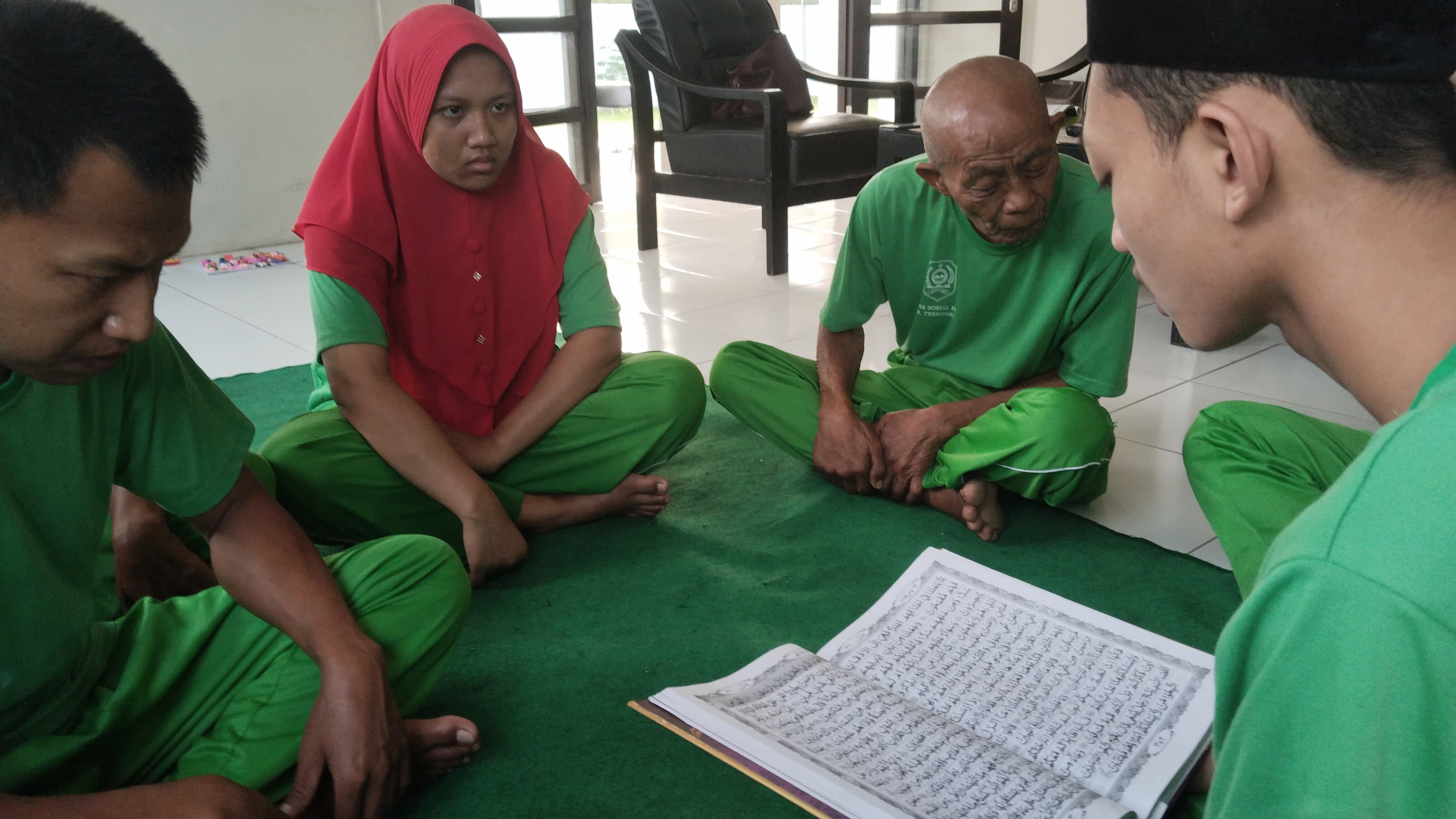 Para ODGJ sedang melakukan terapi jiwa dengan membaca Al-Quran serta membaca Iqra sebagai ketenangan batin serta meningkatkan interaksi sosial dengan sesama.