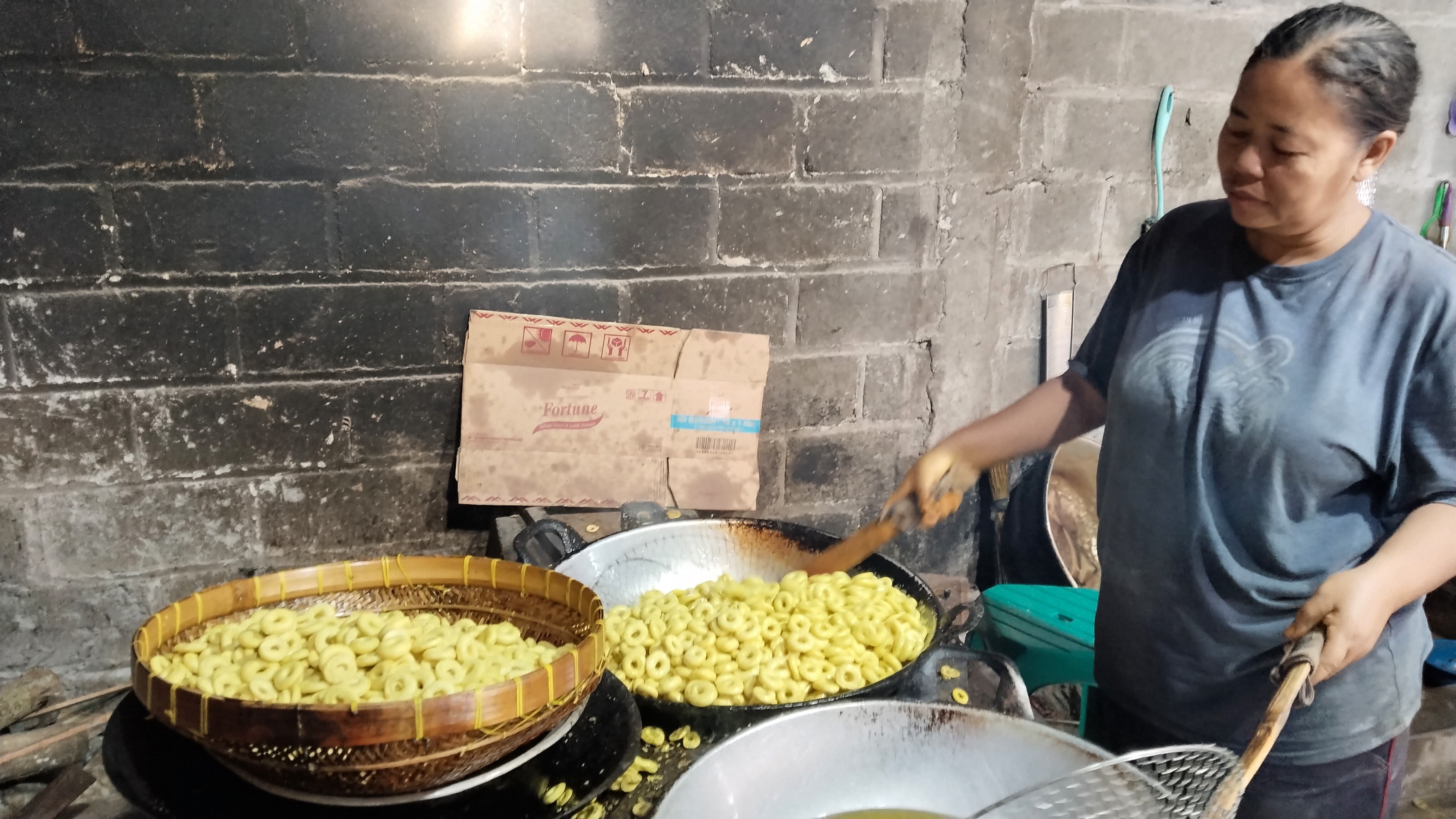 Proses pembuatan alen-alen yang renyah