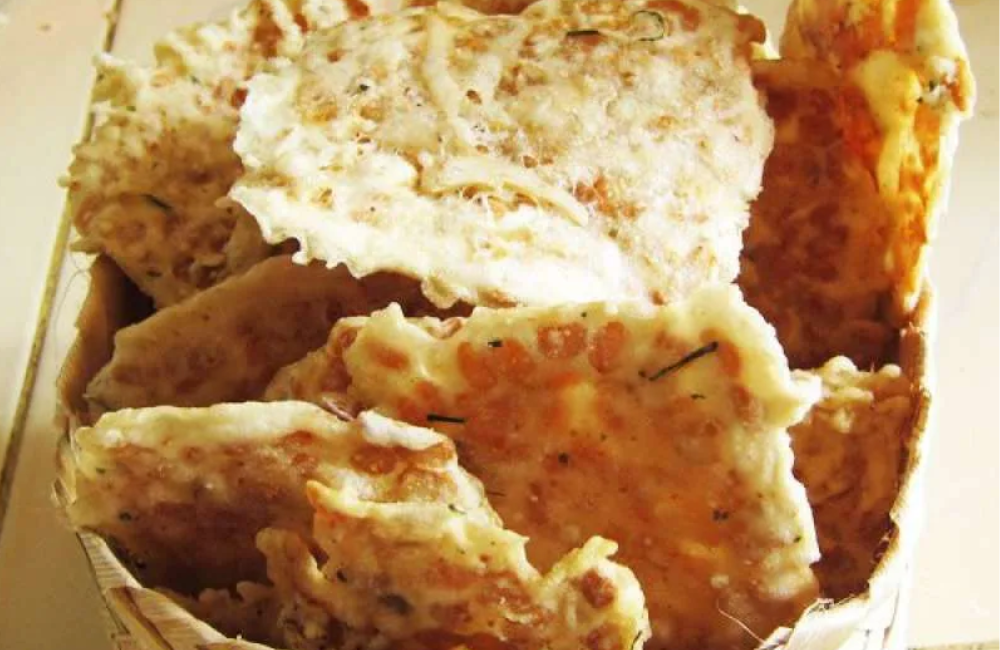Tempe kripik Trenggalek, camilan gurih dengan bumbu khas yang pedas dan menggugah selera.