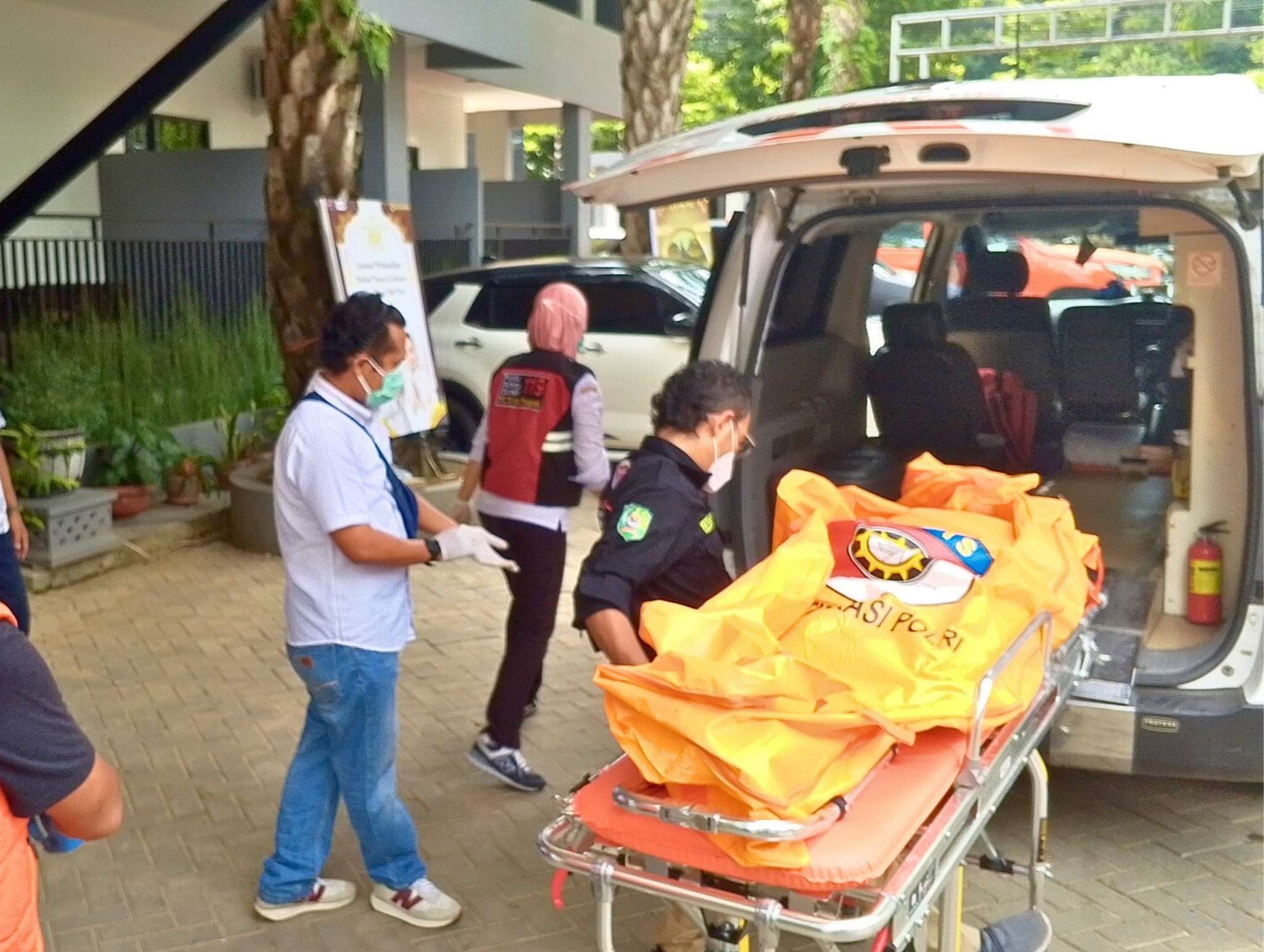 Jenazah korban dibawa menuju RSUD dr Soedomo Trenggalek untuk diotopsi.