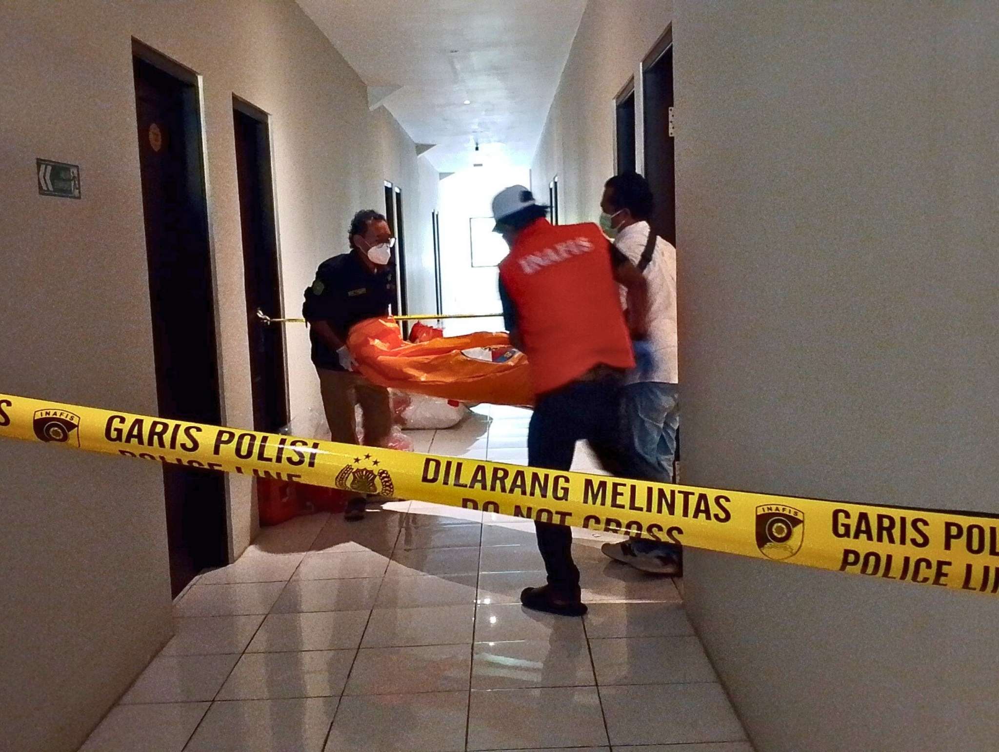 Proses olah TKP Tim Inafis Polres Trenggalek terkait kasus pembunuhan di hotel yang ada di Trenggalek.