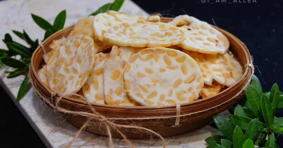 Tempe kripik sagu, camilan renyah dengan rasa gurih khas yang menggugah selera.