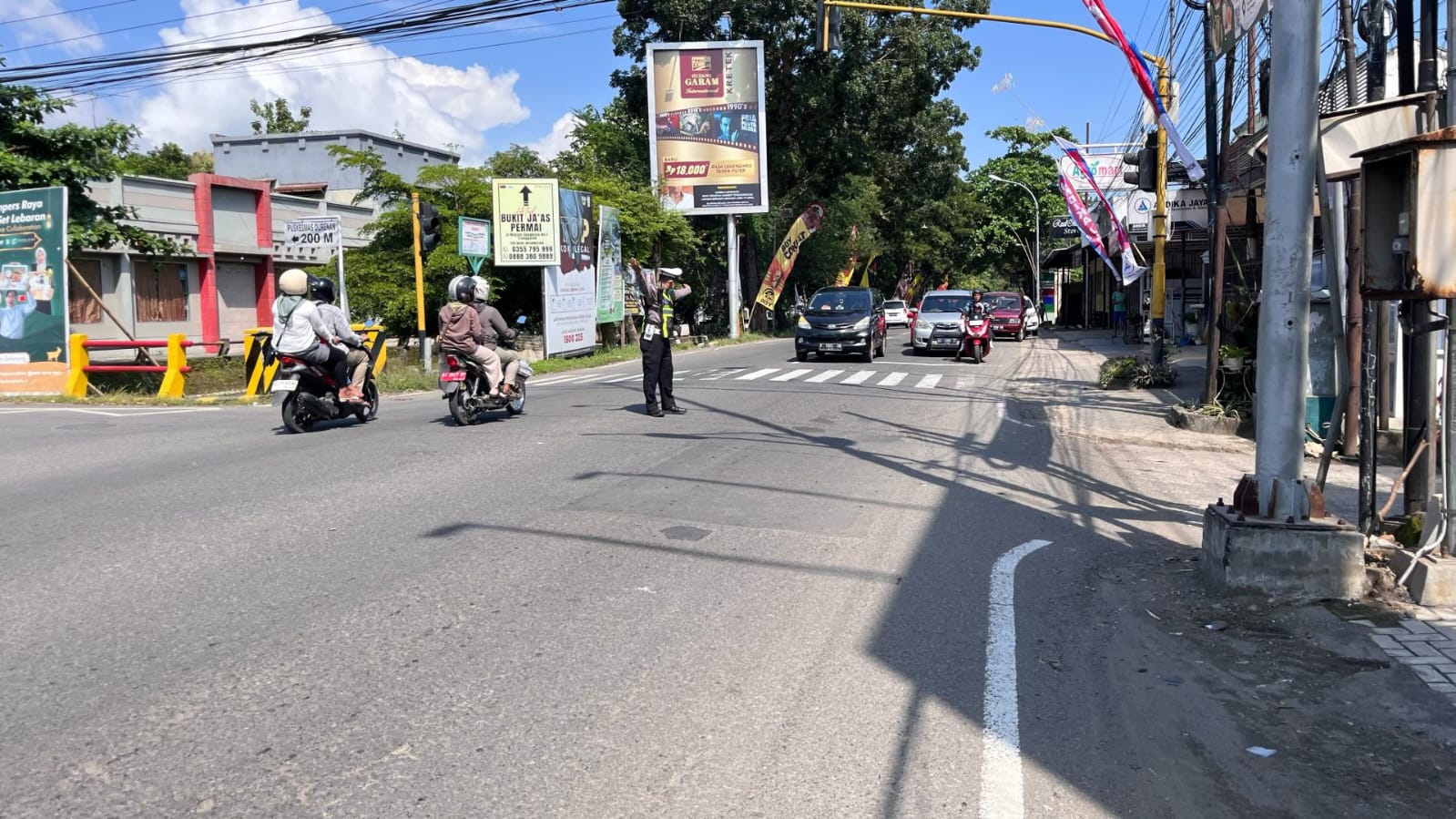 Polisi mengecek kepadatan arus lalu lintas di Simpang Empat Durenan yang mulai sepi.