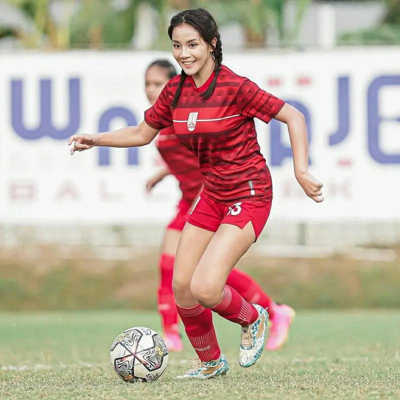 Shafira Ika Putri berlatih bersama klubnya dahulu Persis Solo