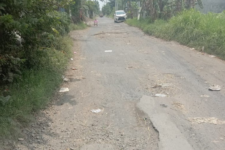 Kondisi Jalan Rusak parah alternatif penghubung tiga desa di kecamatan durenan