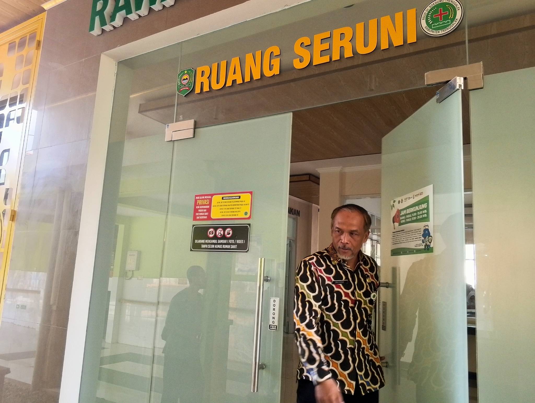 Humas RSUD dr Soedomo Trenggalek saat memeriksa kondisi anak korban penganiayaan di ruang seruni.