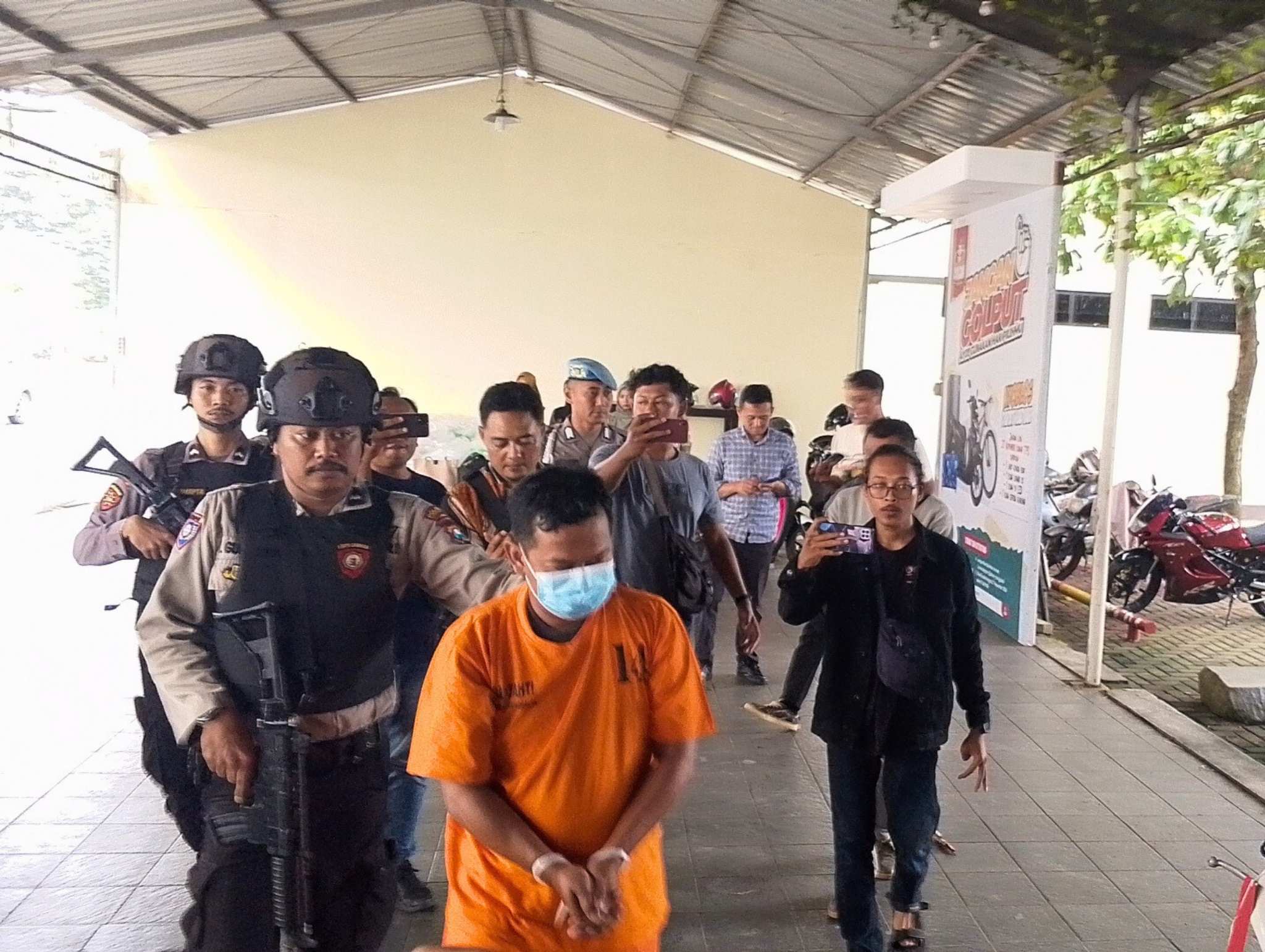 Rilis tersangka kasus pembunuhan berencana pada kekasih dan anak korban di salah satu hotel Trenggalek.