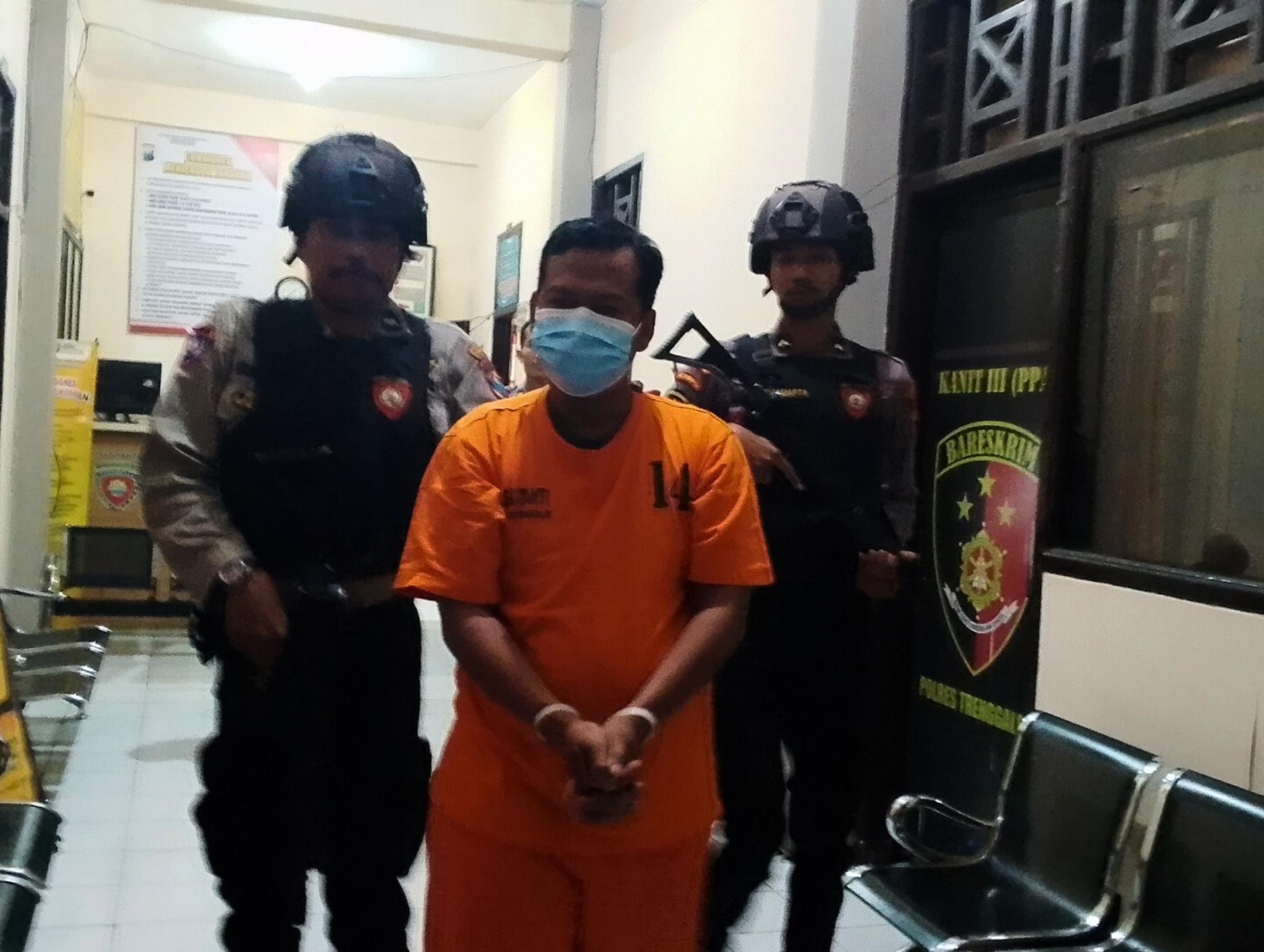 Tersangka pembunuh berencana saat diamankan di Polres Trenggalek