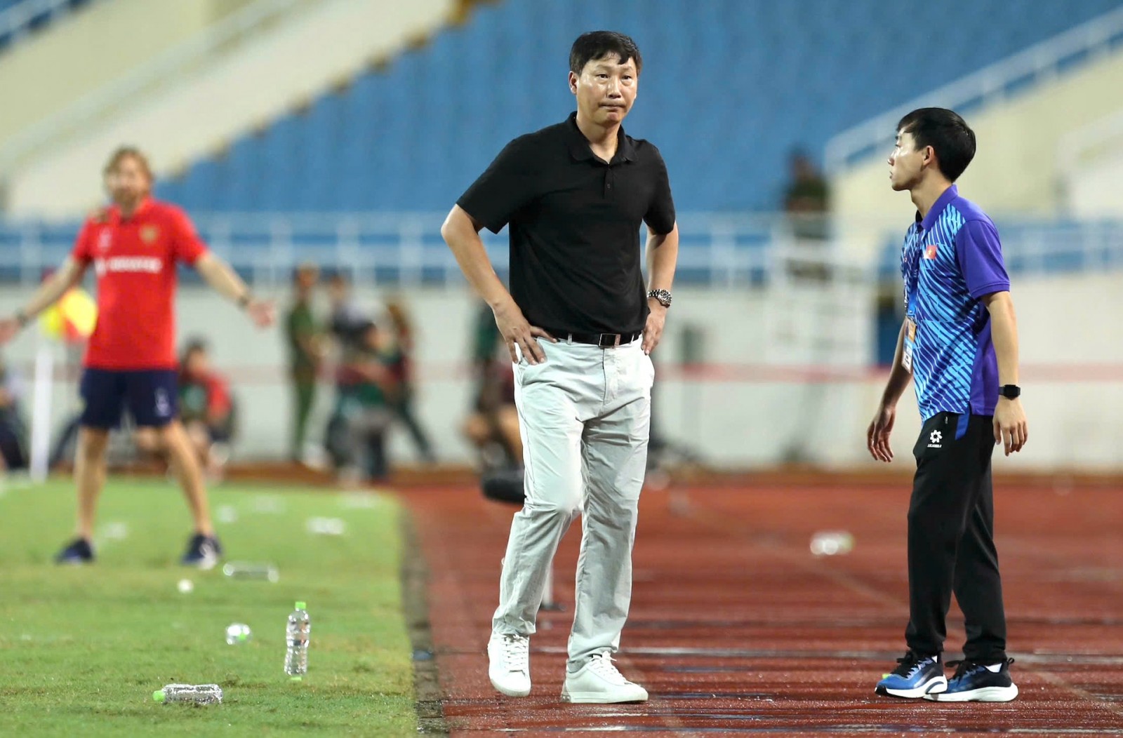 Kim Sang Sik ketika mendampingi Vietnam dalam pertandingan