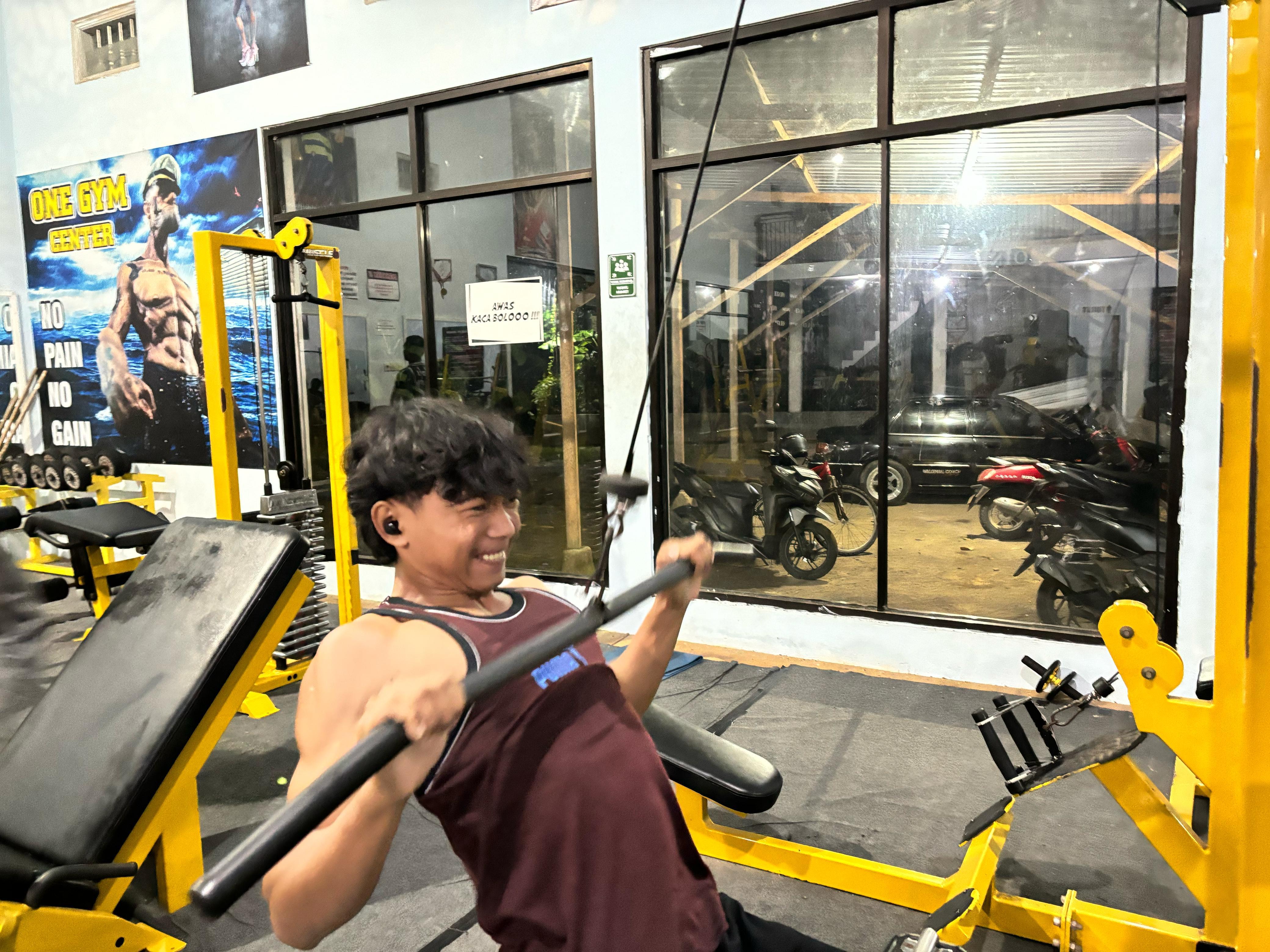Latihan angkat beban secara konsisten akan membuat badan menjadi fit