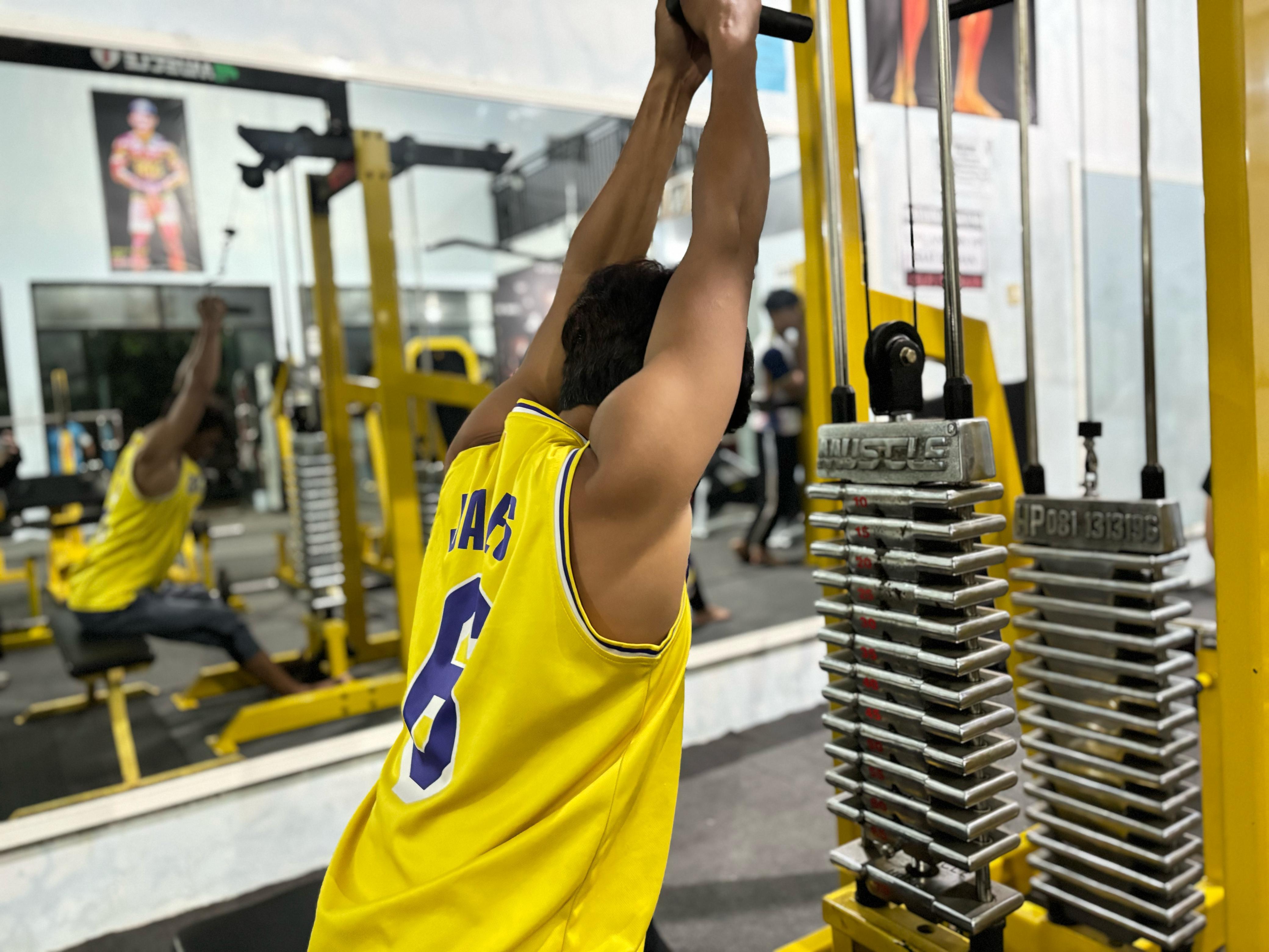 Latihan back menguatkan otot punggung, memperbaiki postur, mencegah cedera, dan meningkatkan keseimbangan tubuh.