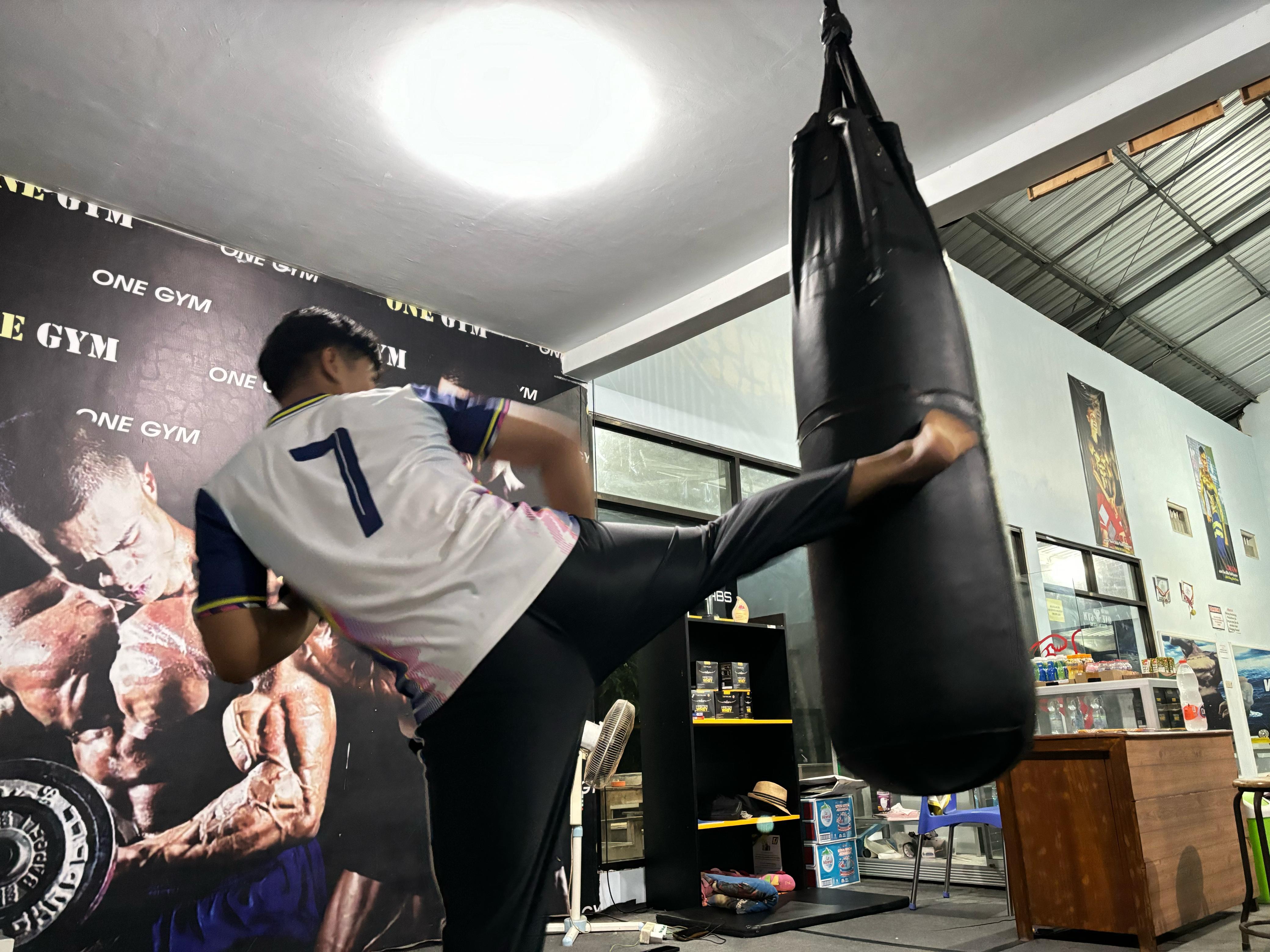 Latihan keras, hasil maksimal! Kickboxing untuk tubuh yang lebih kuat dan bugar.