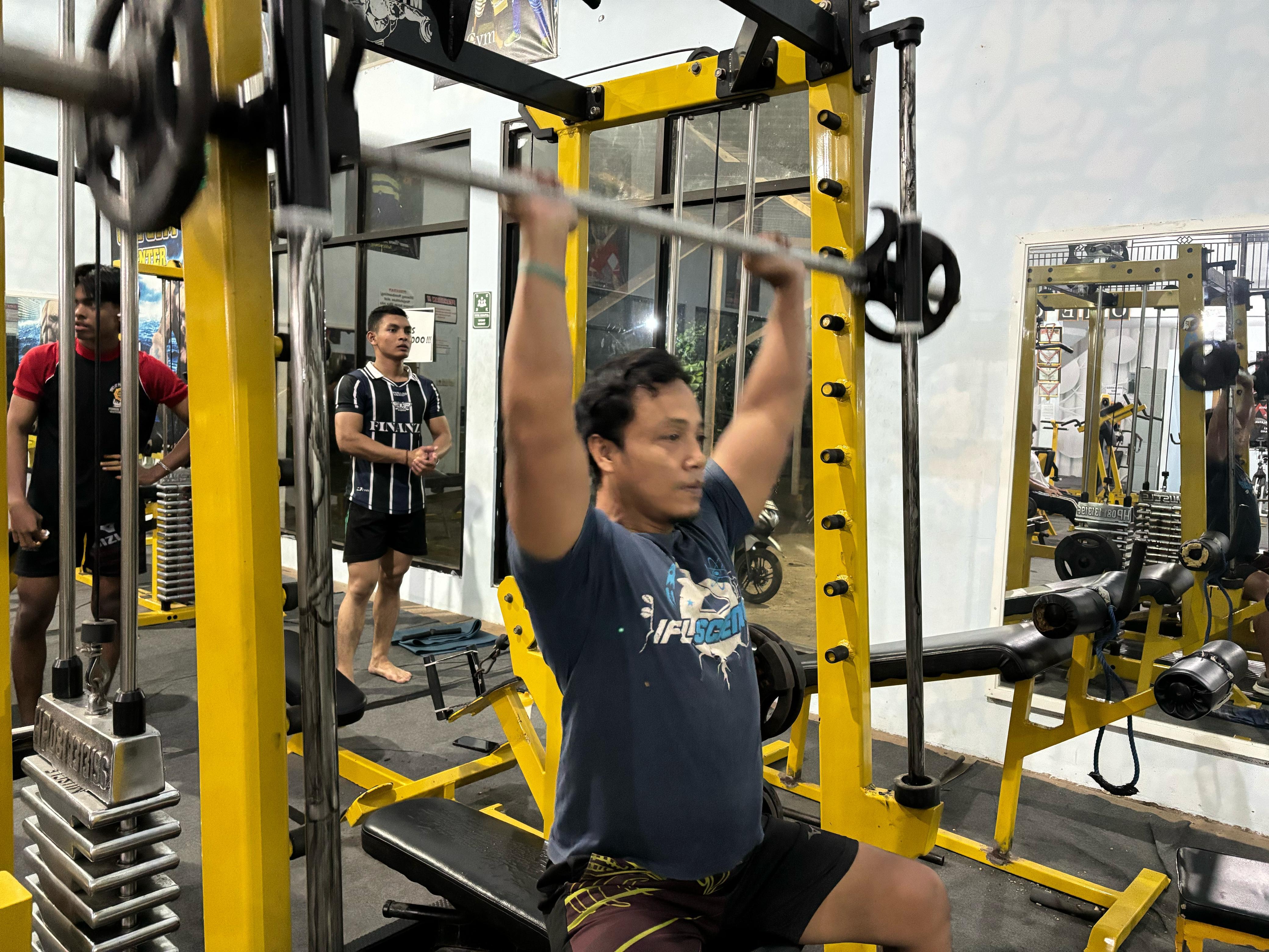 Latihan overhead press untuk kekuatan bahu, tingkatkan daya tahan dan kemampuan tubuh secara keseluruhan