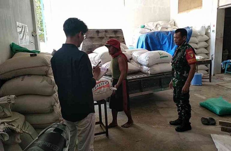Petani menjual gabahnya ke bulog