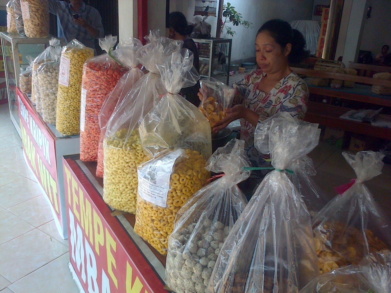 Jajanan khas kota Trenggalek  seperti manco alen alen krupuk  Rambak terpampang rapi di kios kios pusat oleh oleh