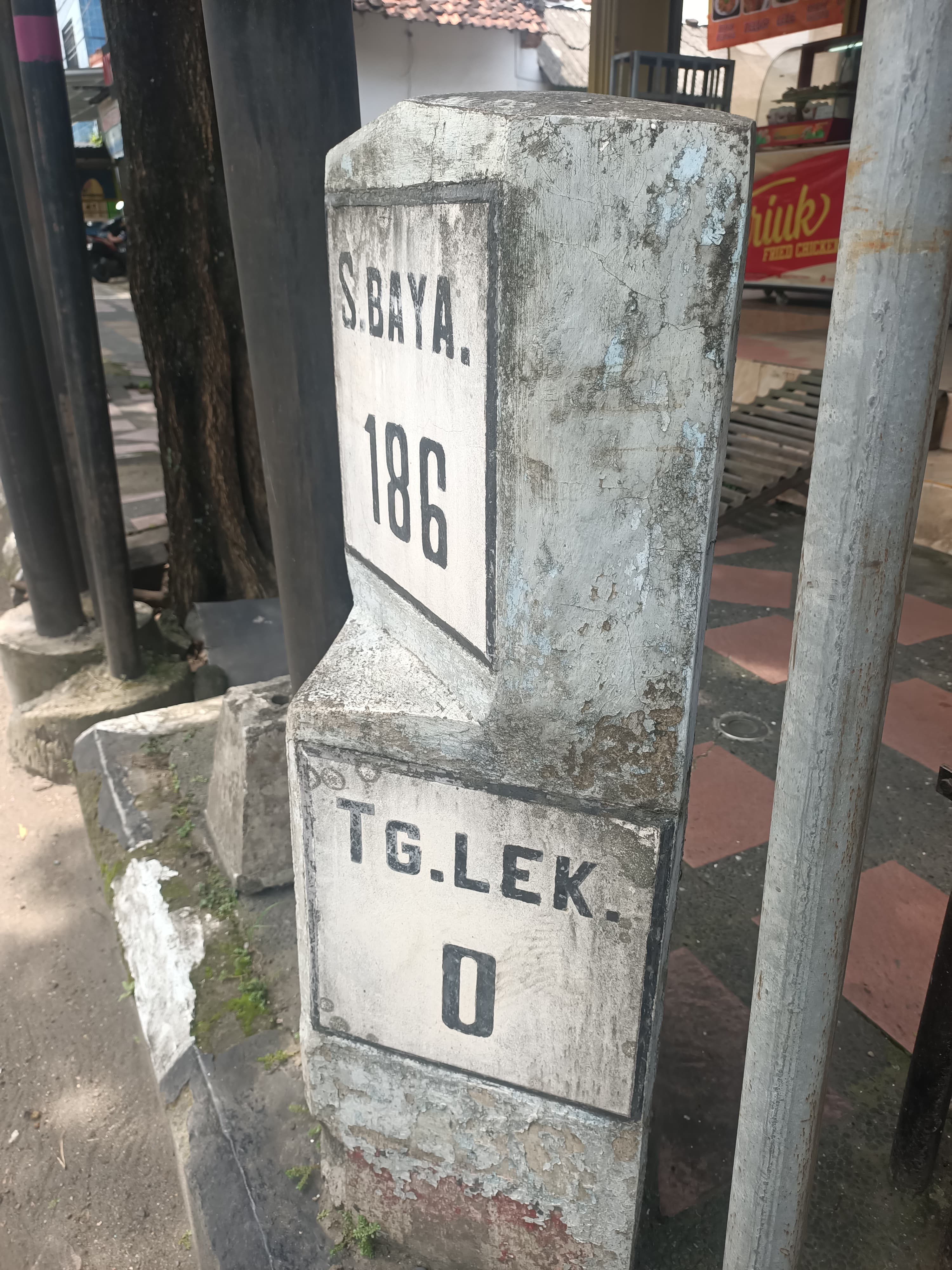 KOKOH: Pal penanda jarak menjadi bukti titik nol kilometer Trenggalek.