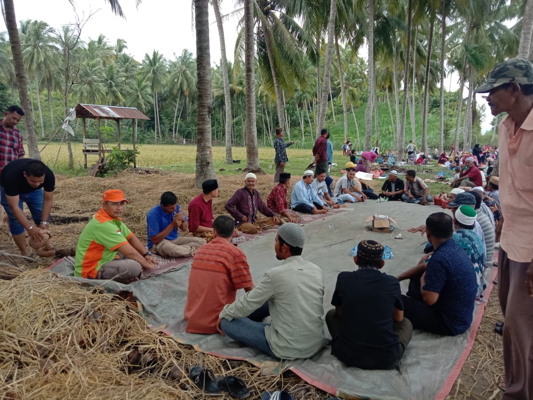 Para petani melakuan genduren bersama bentuk rasa syukur  atas hasil panennya