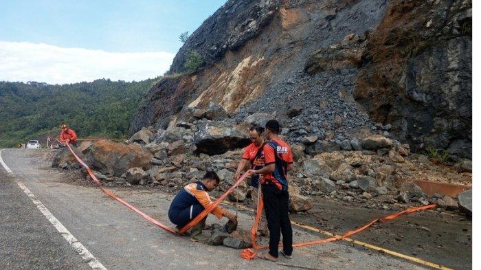 Petugas BPBD Tulungagung memasang garis orange di lokasi Jls yang longsor