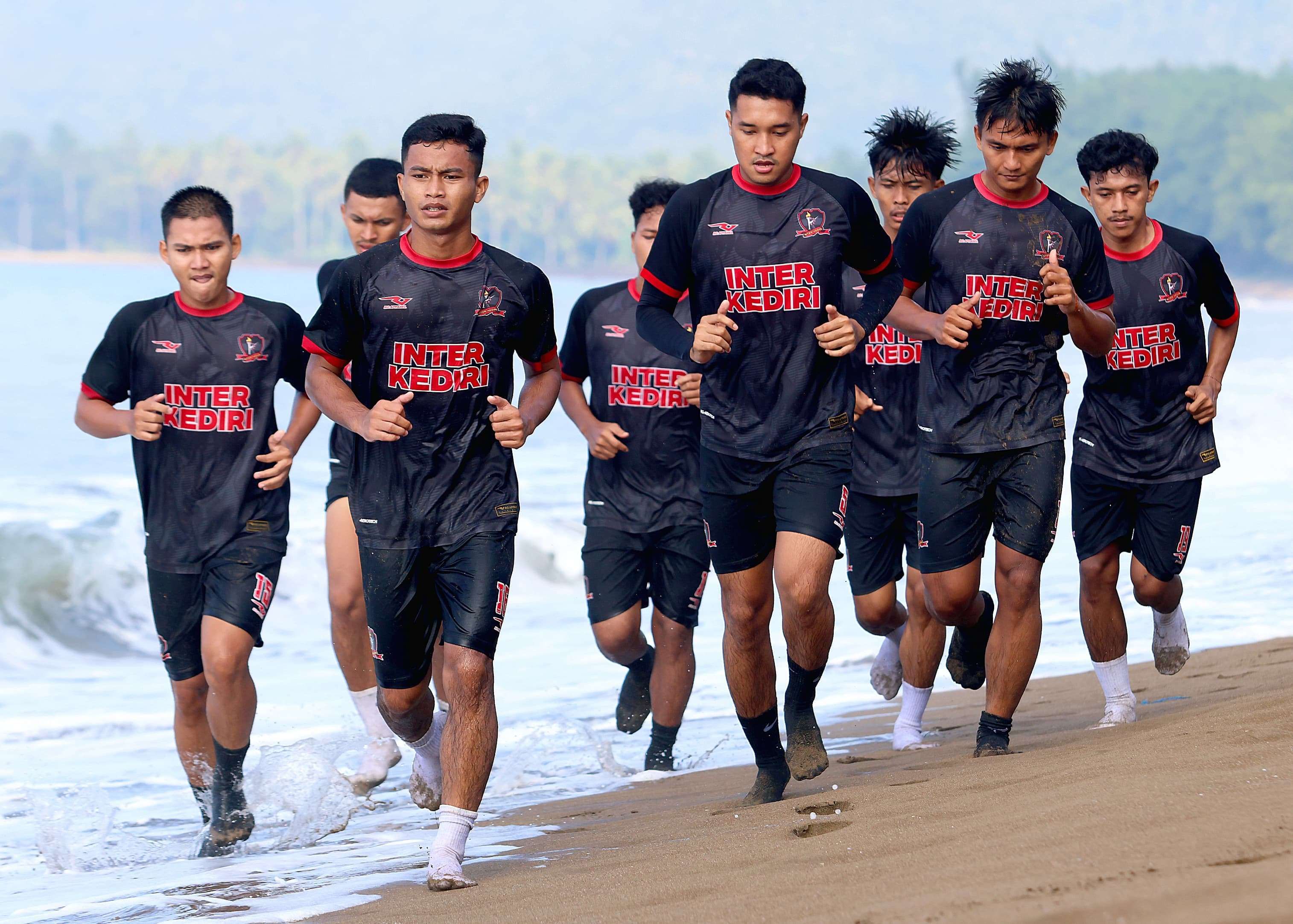 Pemain inter Kediri menjalani TC di Pantai Prigi, Trenggalek