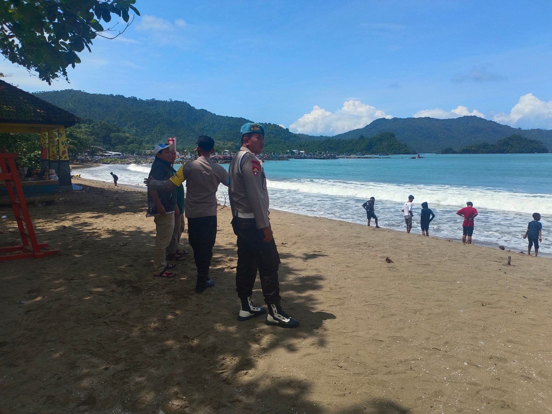 Personel Polsek Watulimo saat meninjau tingkat kunjungan wisatawan di sejumlah pantai pasca libur lebaran 2025.