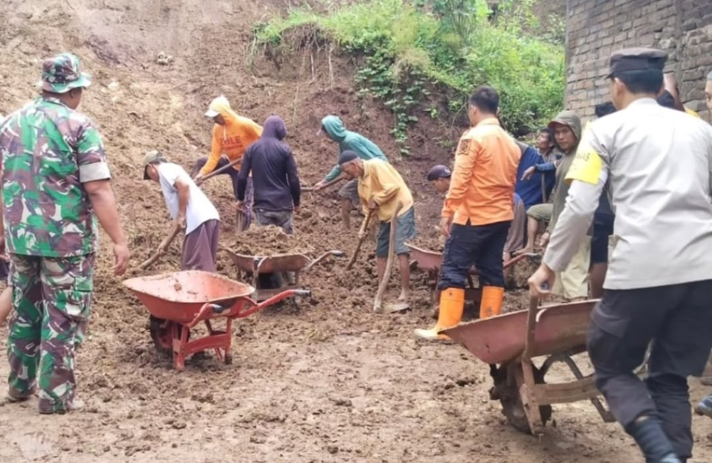 Longsor menimpa rumah Ibu Tajem di Dongko, Trenggalek, akibat hujan deras. BPBD tanggap darurat.