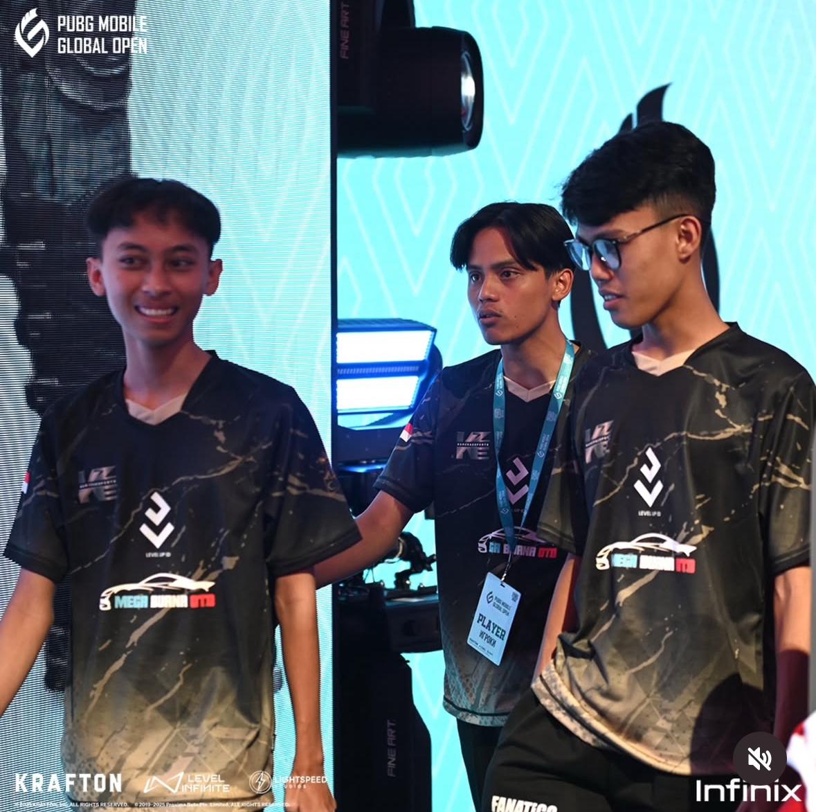 Ahmad Zidny Mubarok (kanan) bersama tim Indonesia mengikuti kejuaraan esport di Uzbekistan.