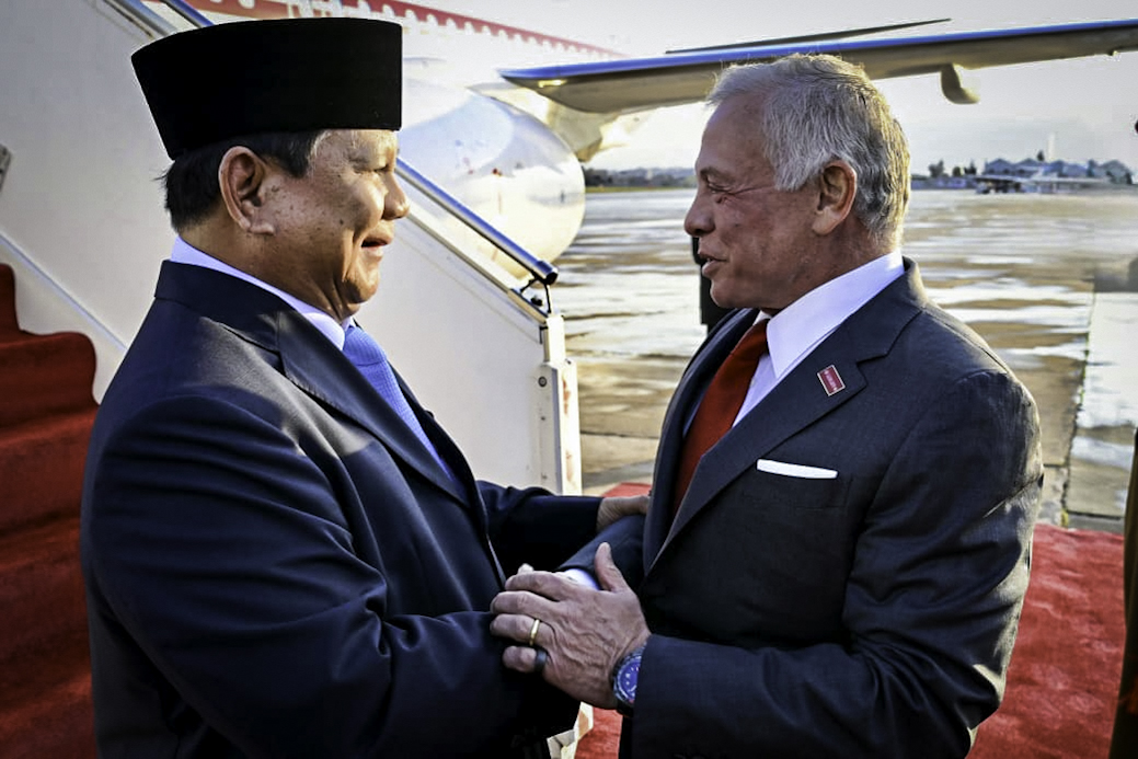 Presiden Prabowo Subianto tiba di Bandar Udara Militer Marka, Amman, Yordania disambut langsung oleh Raja Abdullah II, pada Minggu, 13 April 2025 (Foto: BPMI Setpre)