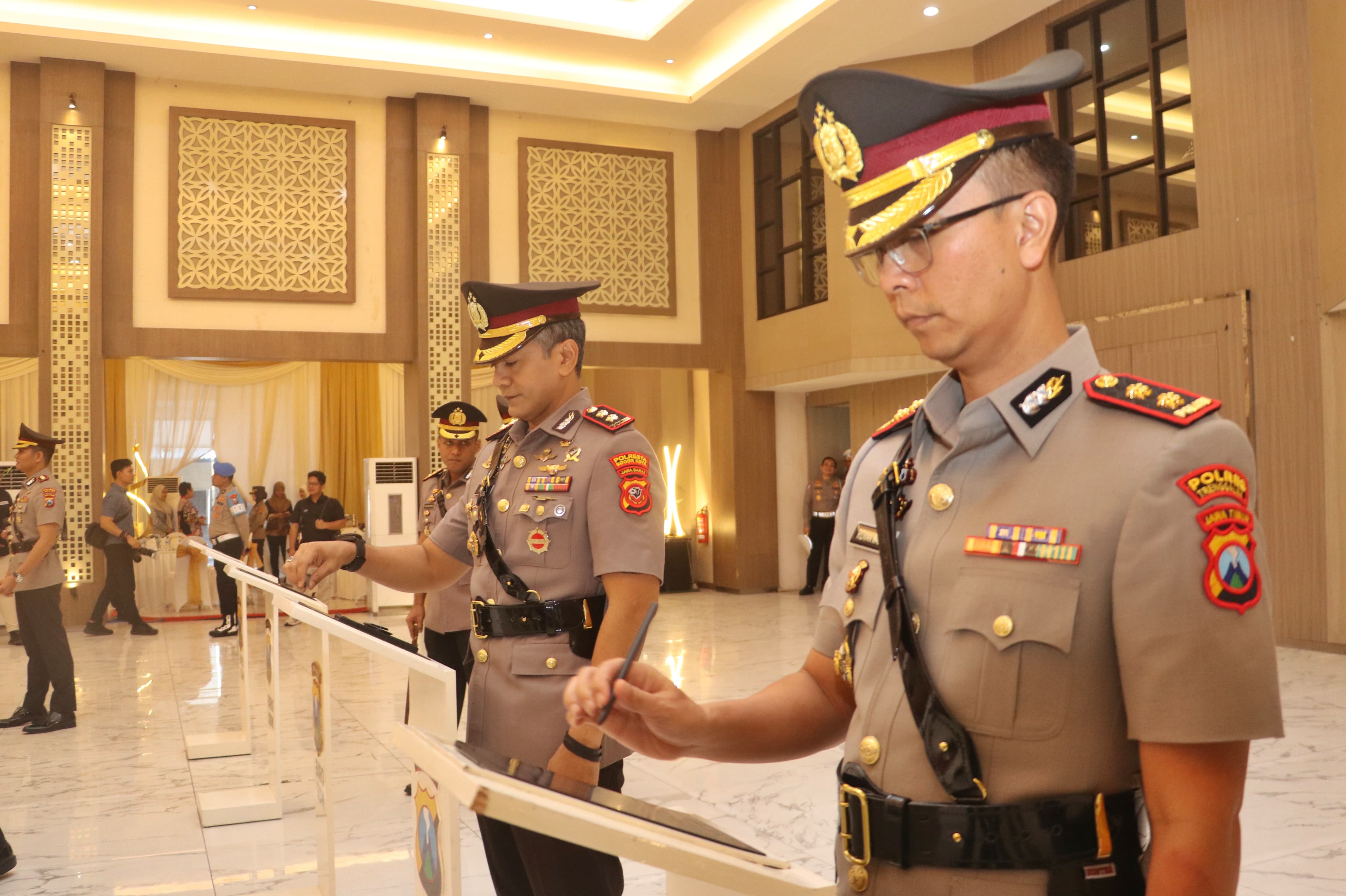 Prosesi sertijab Kapolres Trenggalek AKBP  Ridwan Maliki menggantikan AKBP Ranu Indradikarta di Mapolda Jatim