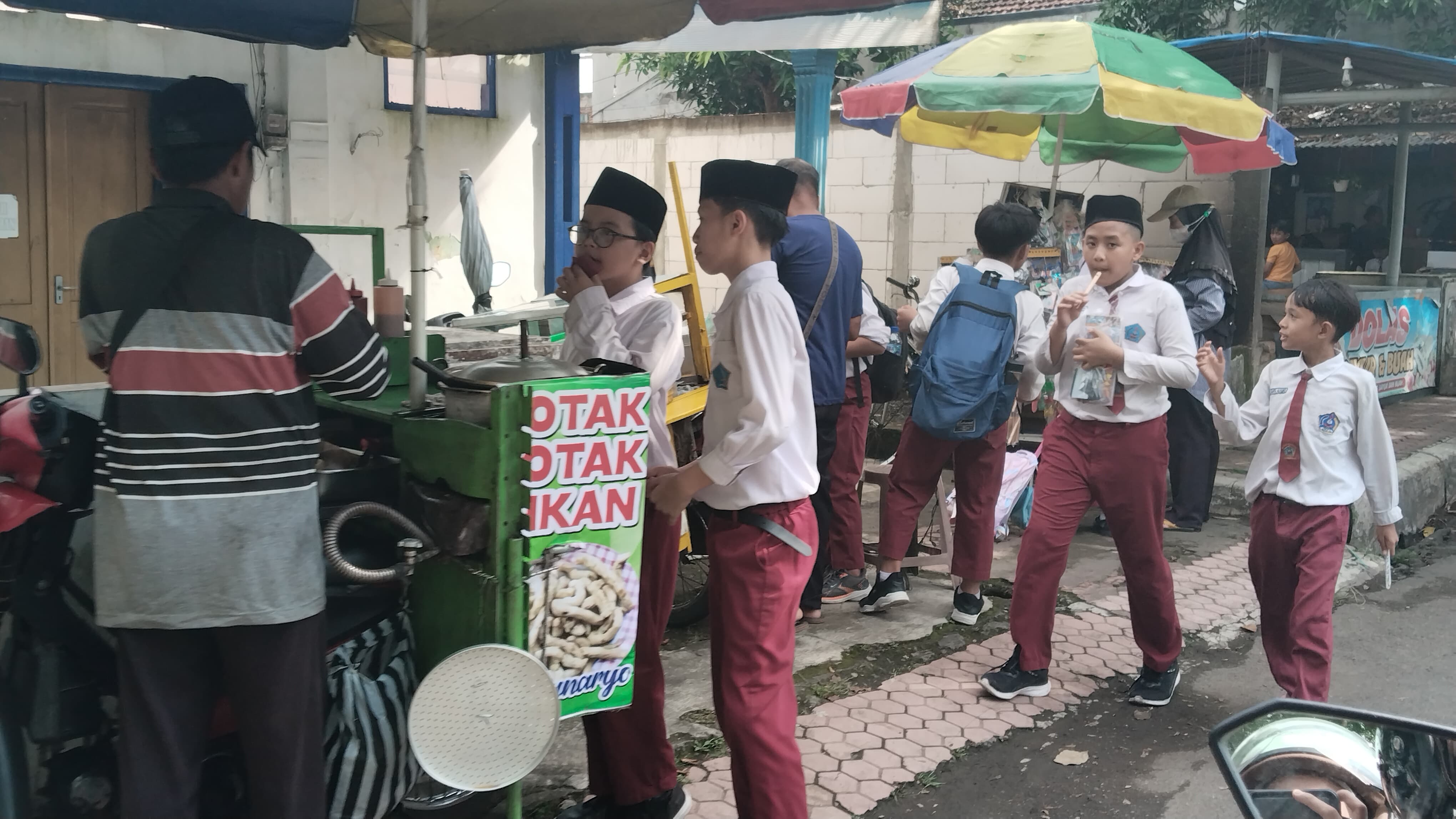 Sejumlah anak SD sedang bencengkerama saat jam istirahat. Namun, masih banyak masyarakat yang belum bisa mengenyam pendidikan formal