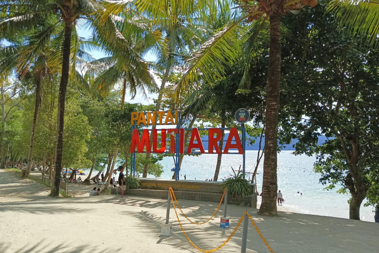 Pantai Mutiara dongkrak ekonomi warga dari kuliner hingga jasa wisata.
