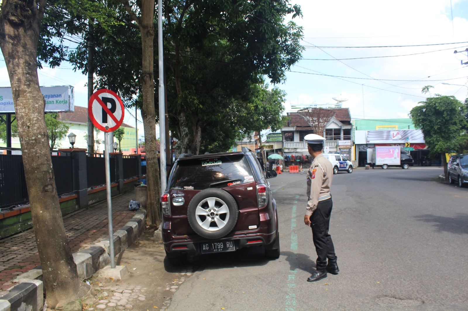 Satlantas Polres Trenggalek menindak tegas kendaraan yang parkir sembarang di area jalan dr Soetomo, Trenggalek
