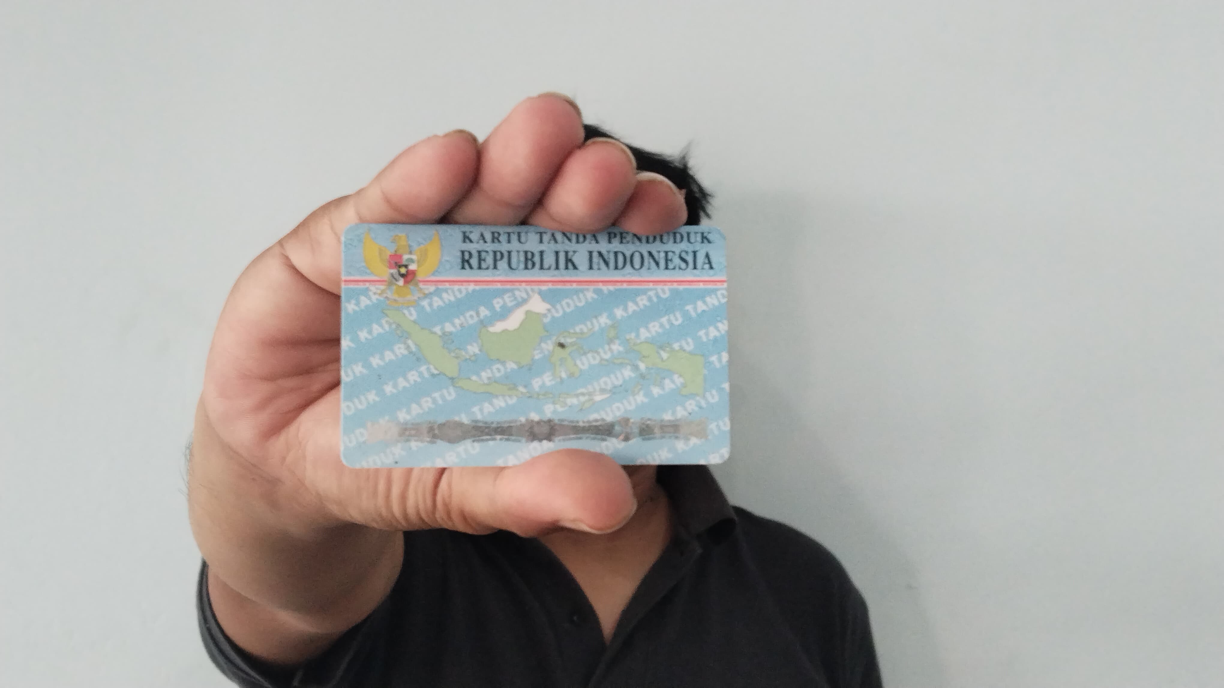 Salah seorang masyarakat menunjukkan KTP yang sudah diperbarui. Kesadaran masyarakat dalam melakukan pengurusan administrasi meningkat.