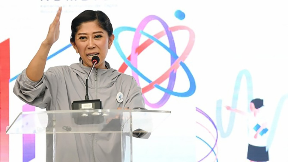 Meutya Hafid melakukan sosialisasi peraturan menteri tentang e-SIM dan pemutakhiran data di Stadion Gelora Bung Karno, Jakarta pada Jumat 11 April.