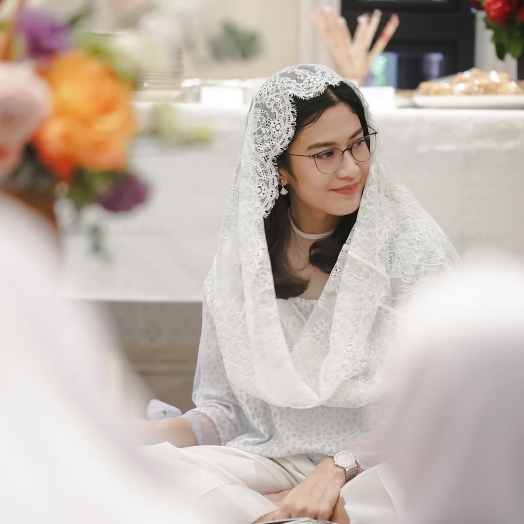 Salah satu artis yang mualaf, Dian Sastro