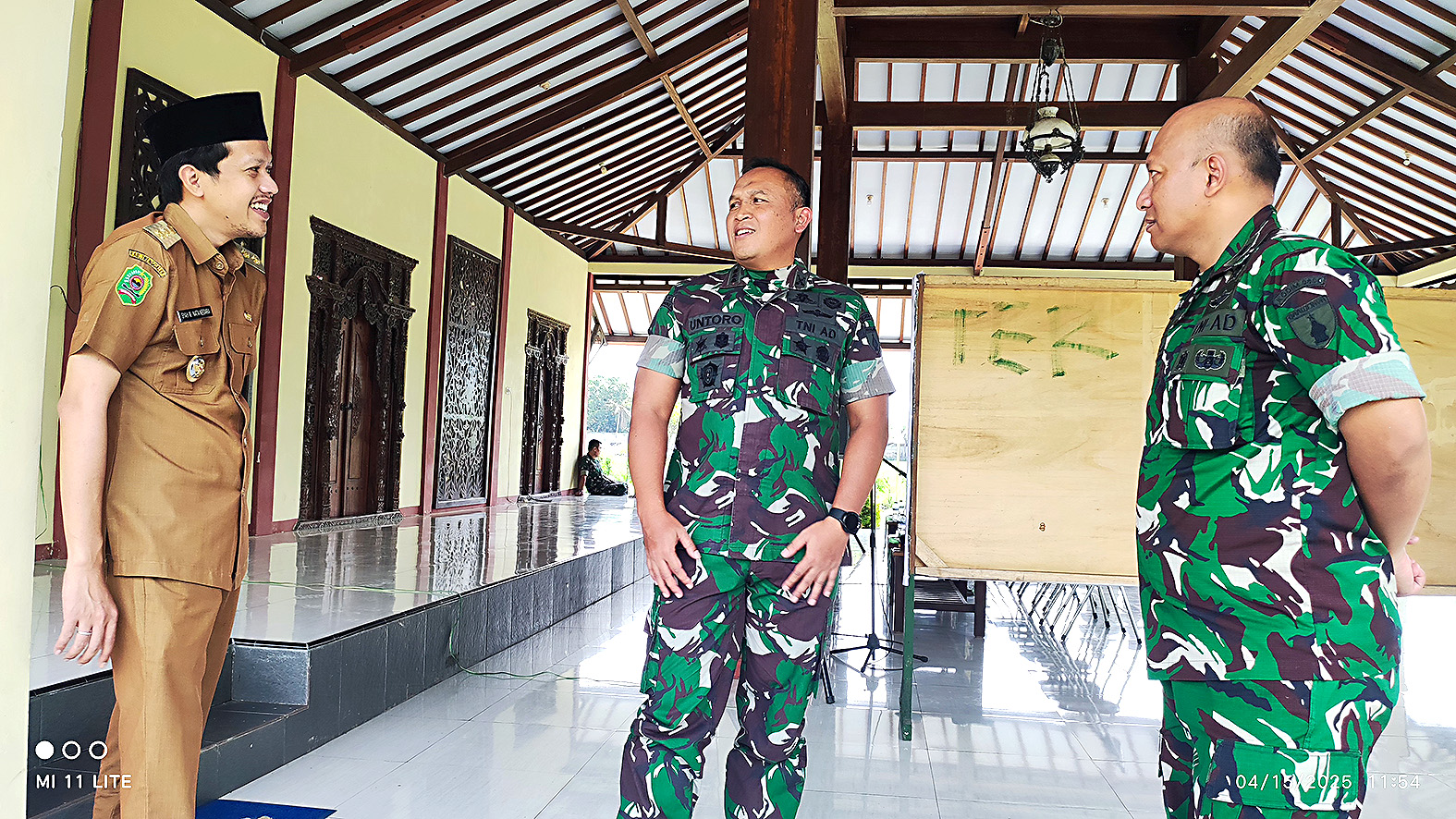 Danrem, dandim dan wakil bupati Trenggalek saat meninjau Agropark
