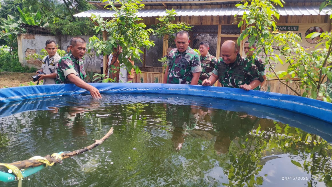 TERPADU: Dandim Trenggalek Yudo saat menjelaskan tentang kegiatan di posko swasembada pangan terpadu.