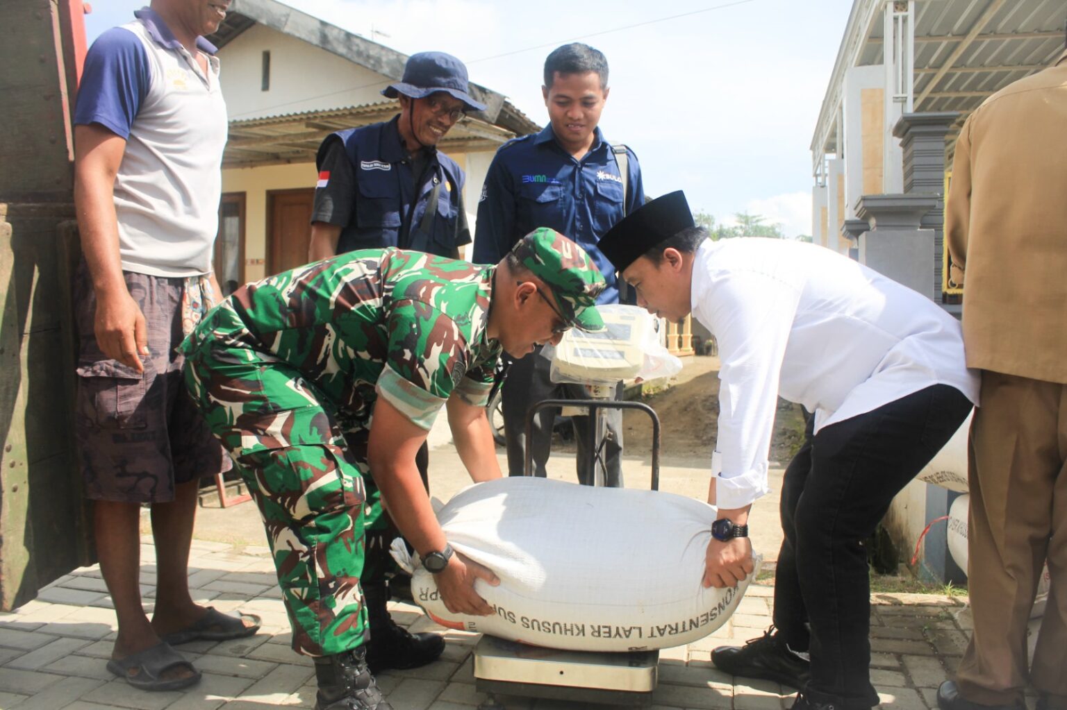 TNI, nersama pemerintah dan masyarakat  di Trenggalek bahu membahu dalam melaksanakan panen raya.