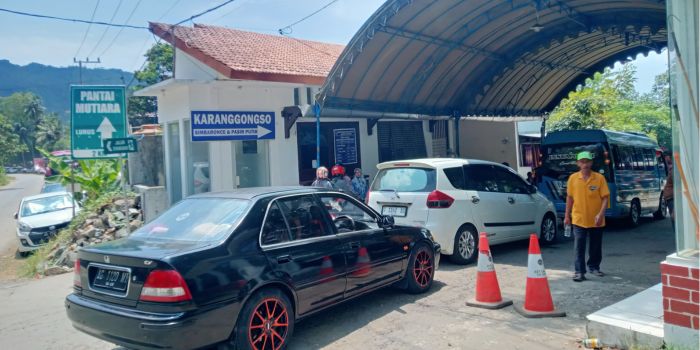 Loket Wisata Pantai Karanggongso yang nantinya akan menggunakan e-tiket.